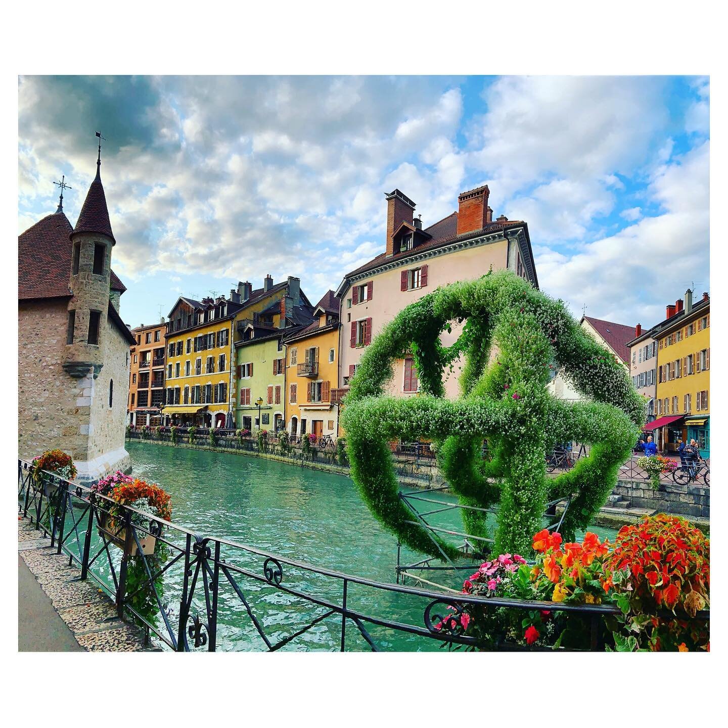 Throwback to bright summer days in Annecy 💕
&bull;
Nothing better than wandering around this quaint beautiful town 🥰
*
Who&rsquo;s ready for a trip to France when the world reopens?! 🙋&zwj;♀️
*
📍Annecy, France 🇫🇷
*
*
*
#wanderfuljourneys #tbt #