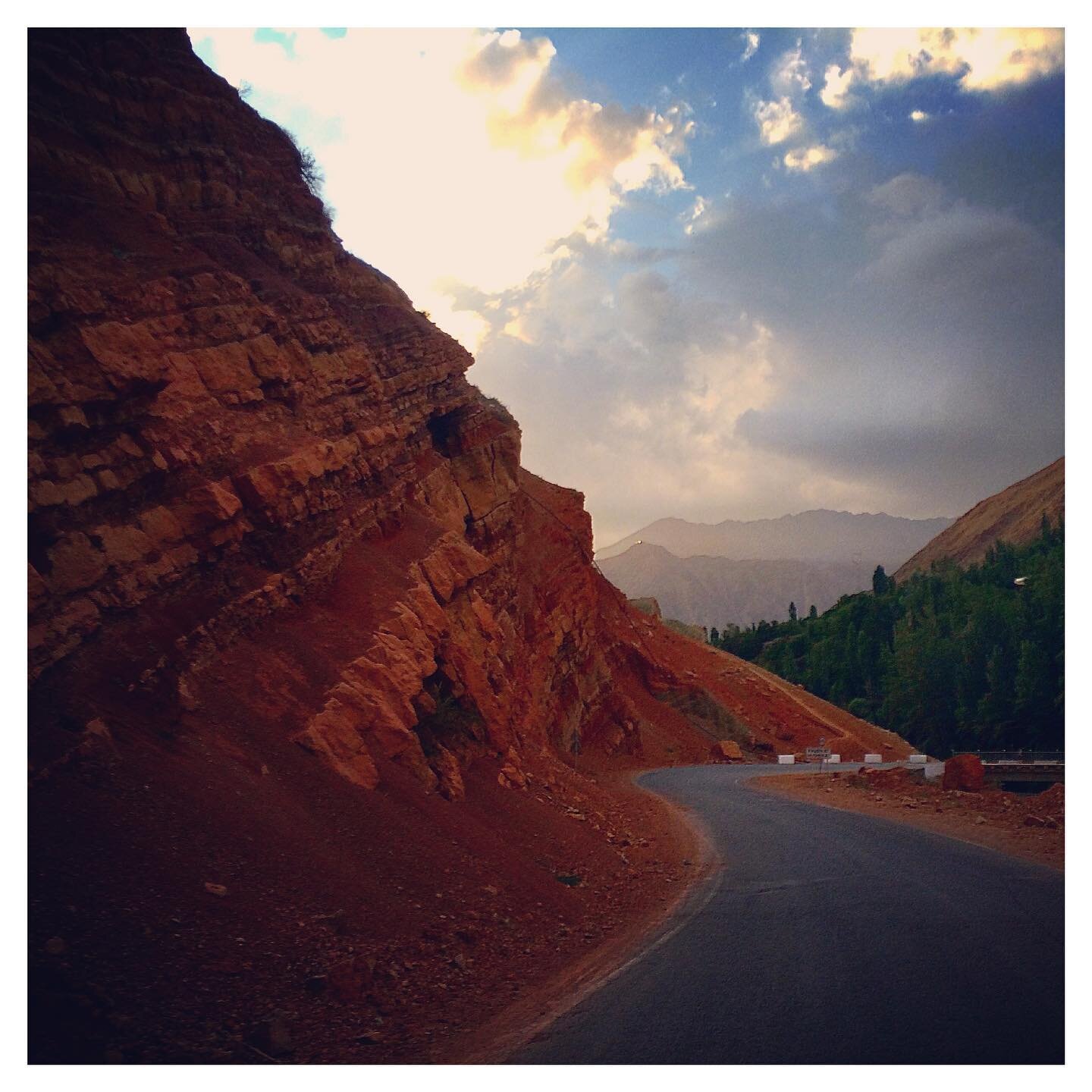 The winding road east ➡️
*
Driving through Tajikistan is truly an adventure - but always gorgeous at every turn 💫
*
📍Somewhere in Tajikistan 🇹🇯 
*
*
*
#tajikistan #roadtrip #mongolrally #centralasia #adventureawaits