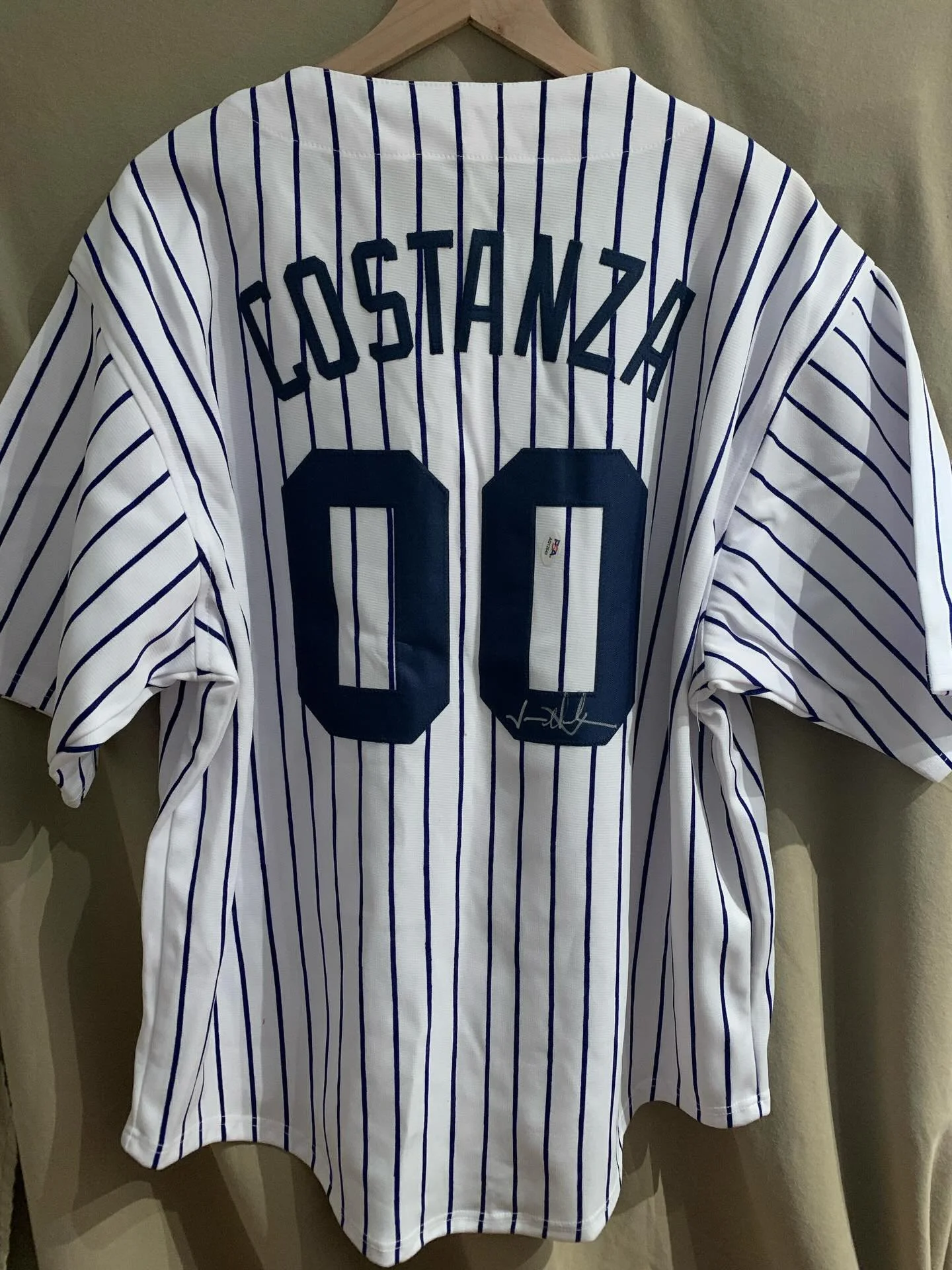 Easily the greatest piece of sports memorabilia in existence today.  An authentic signed Yankees George Costanza jersey. 💂🏻&zwj;♂️ co-Stan-za 
#georgecostanza #seinfeld #newyorkyankees