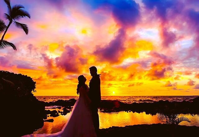 Pretty Amazing Sunset to finish of this wedding day. PC 📸 #RanaeKeanePhotography @EMotionGalleries venue @royalkonaresort  wedding coordination @royalkonaresortweddings 
#weddinginspirations #bestdayever #hawaiiweddingphotographer #weddingblog #wedd