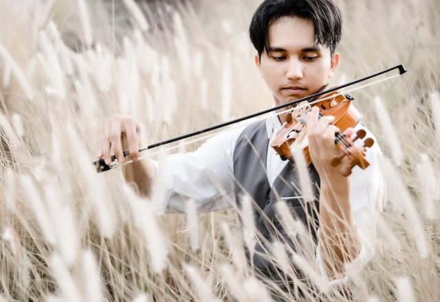 Mahalo to all the health care professionals who are working in such extreme conditions. Violinist and med tech @colouresque07 came out and played beautiful music for everyone passing by.  Photo by @emotiongalleries  #musicsoothsthesoul #hawaiimusicia