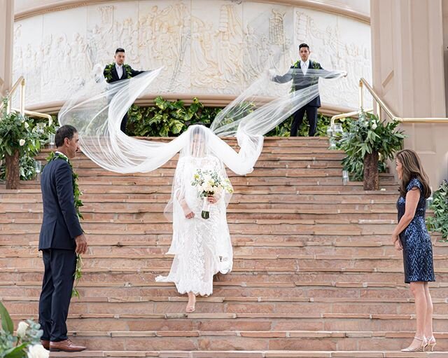 @lacydeniz epic entrance down the isle! Photographer 📸 Ranae Keane @emotiongalleries  Venue @hiltonwaikoloavillage Ceremony flowers: Aisha Puou @aishapuou
Ceremony circle arch: Kepa Kamoku 
videographer: TECHY3 Design Studios @techy3studios sound sy