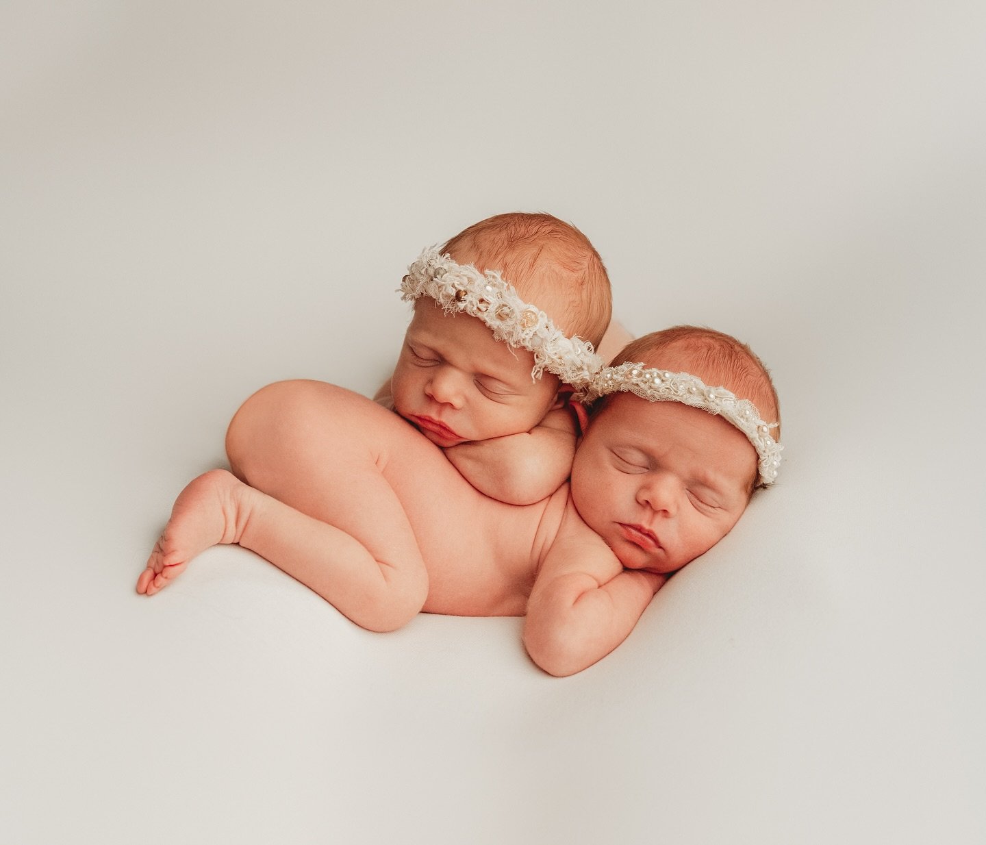 Just a little twin snooze 💤 &bull; &bull; &bull; &bull; #Oklahoma #okcphotographers  #oklahomaphotographer #photographer #okcphotographer #oklahomacity #okcartist #naturallight #naturallightphotographer #oklahomabirthphotographer #oklahomanewbornpho