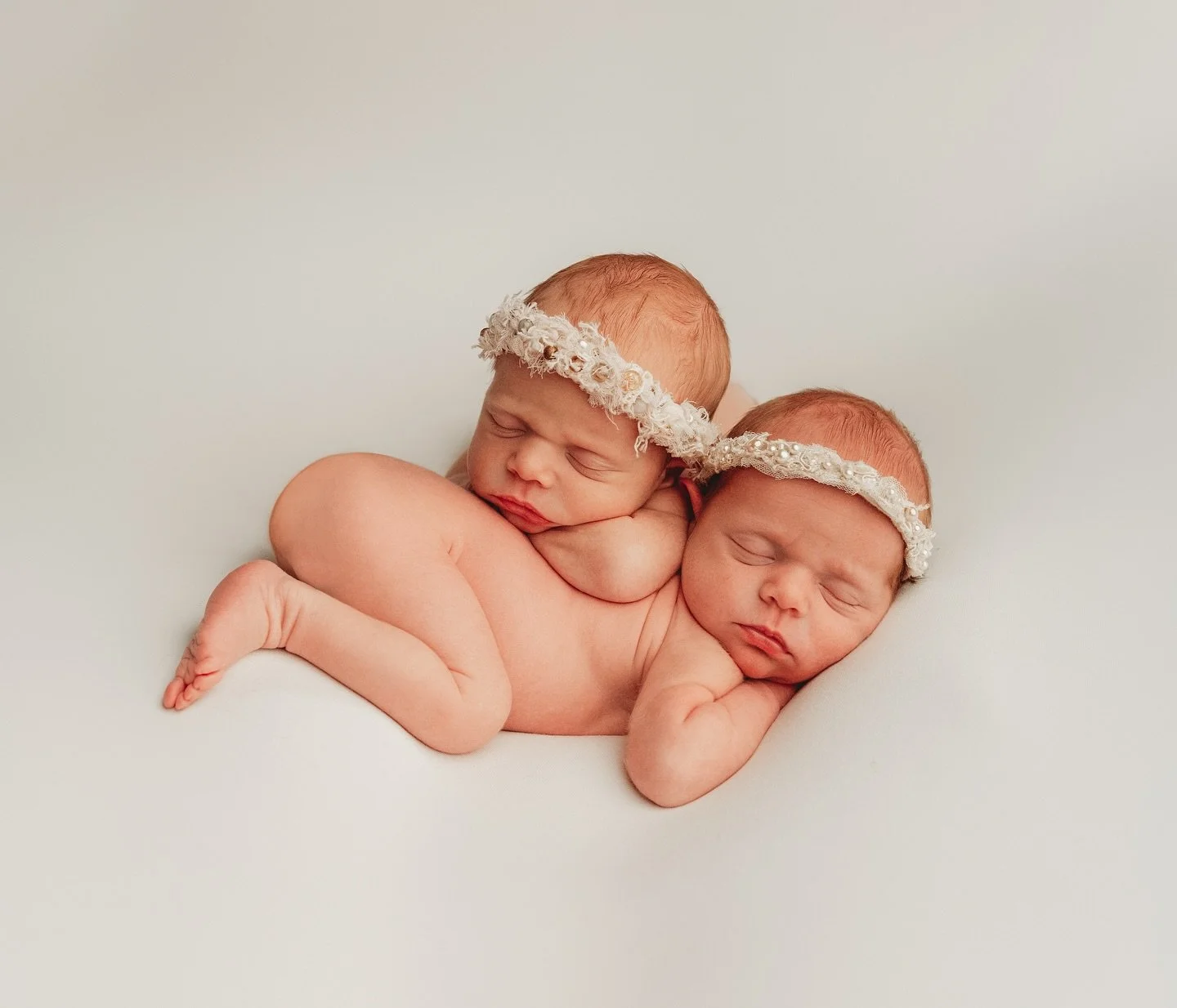 Just a little twin snooze 💤 &bull; &bull; &bull; &bull; #Oklahoma #okcphotographers  #oklahomaphotographer #photographer #okcphotographer #oklahomacity #okcartist #naturallight #naturallightphotographer #oklahomabirthphotographer #oklahomanewbornpho