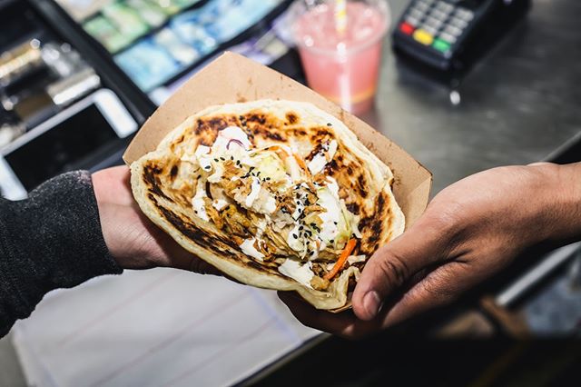 Taco hand off!.⠀
.⠀
.⠀
.⠀
.⠀ #nothingisordinary #myfab5 #f52grams #dailyfoodfeed #lovefood #eatingfortheinsta #flatlay #spoonfeed #huffposttaste #infatuation #buzzfeast #feedyoursoull #cheatmeal #tastingtable #forkyeah #heresmyfood  #torontolife #tor