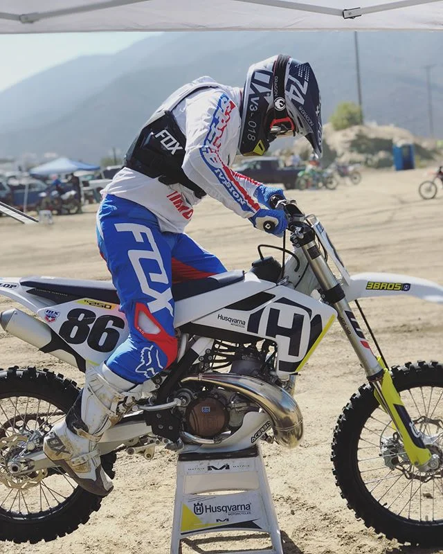 2 stroking sundays at @foxraceway #latergram #2stroke #husqvarna #dragonalliance #foxmoto #merica #dirtbikes #mx #fun #friends #sunday @owmkurtis thank you