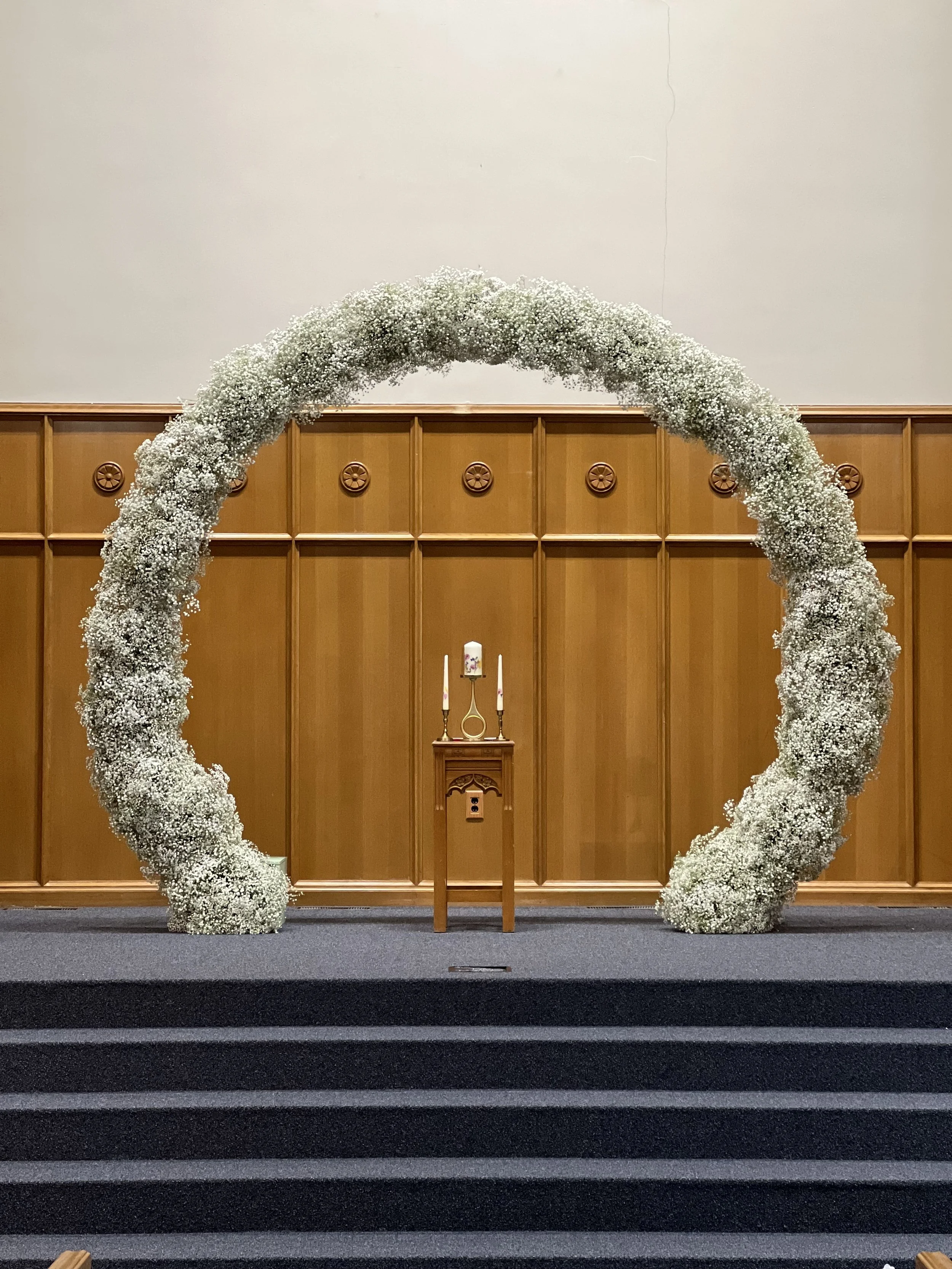 Nine-Foot Circular Arch with Full Baby's Breath