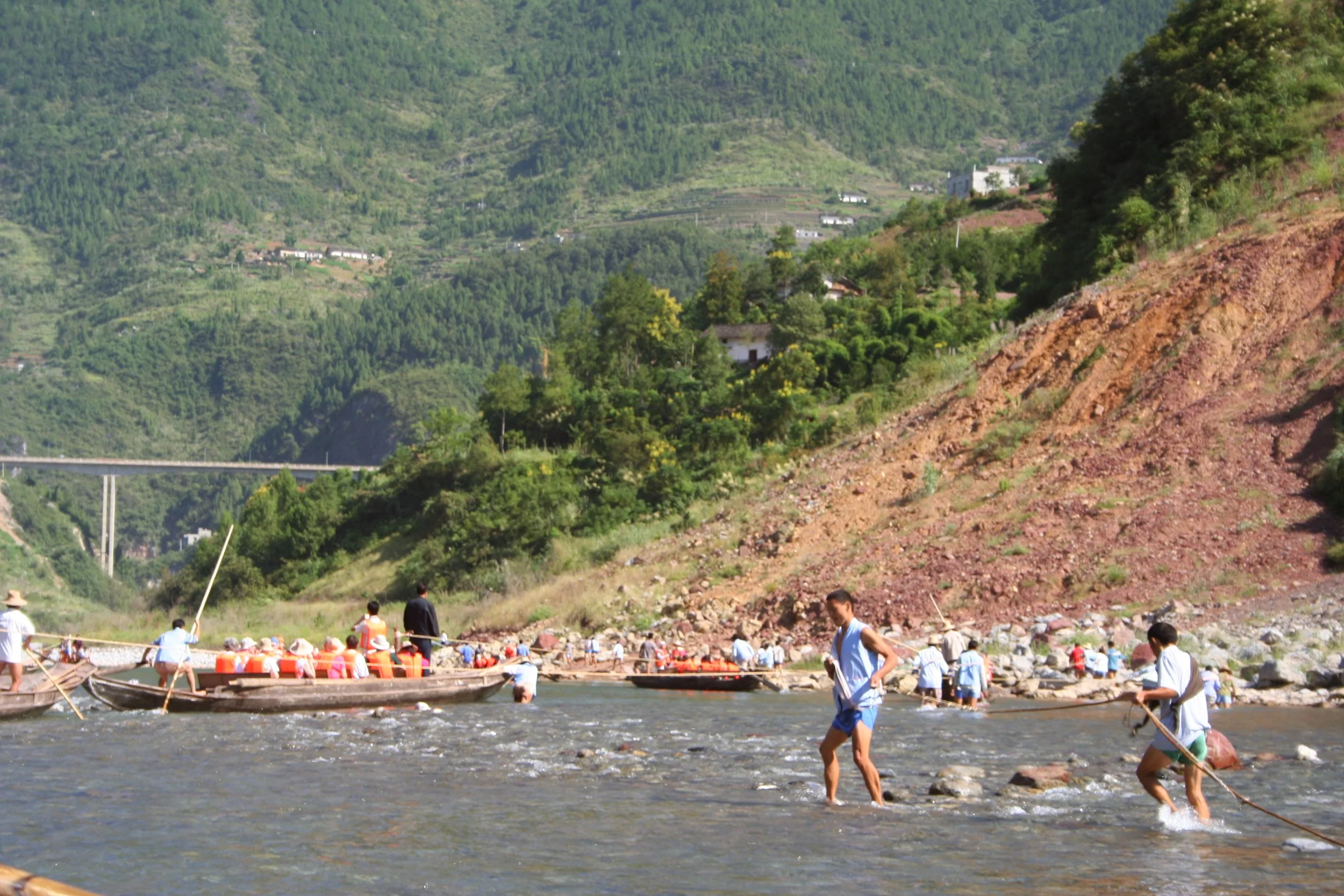  Pulling the boats on the Shennong Stream 