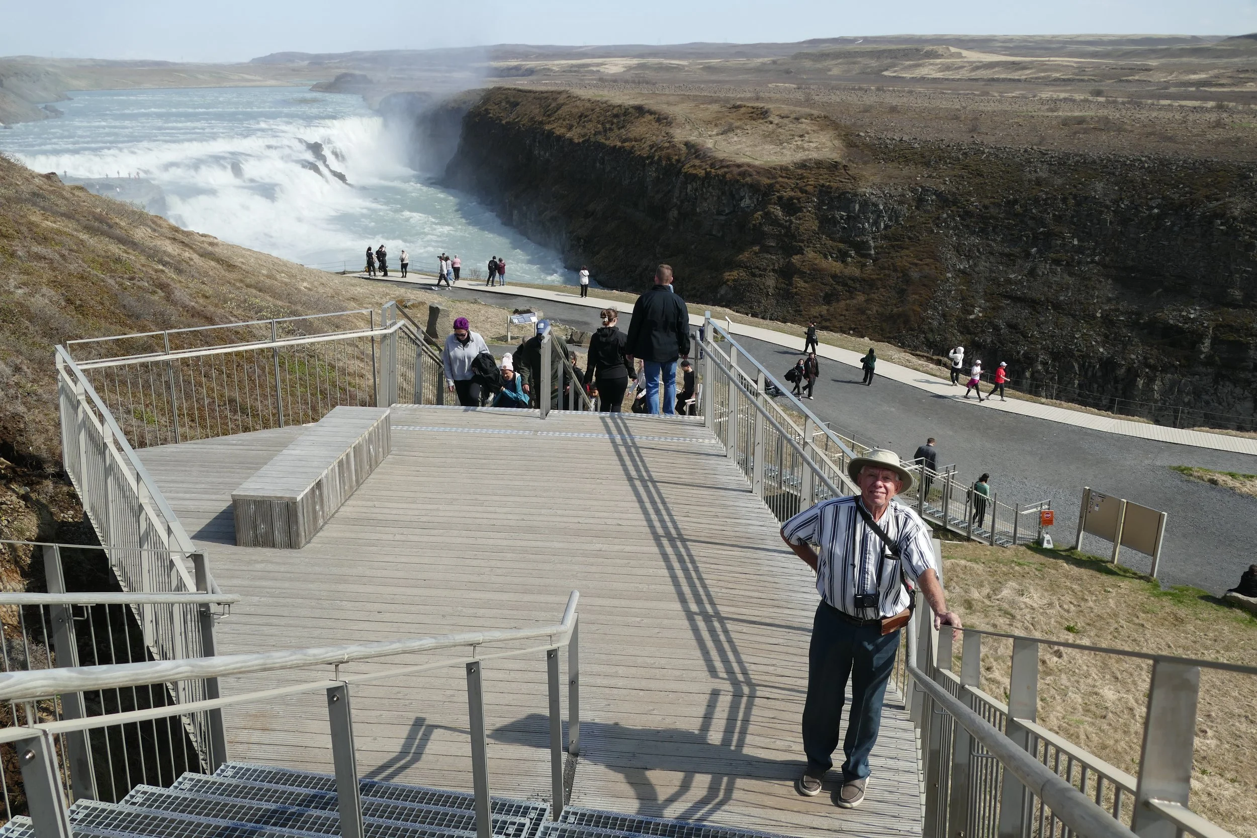  Stairs leading to the brink of the falls 