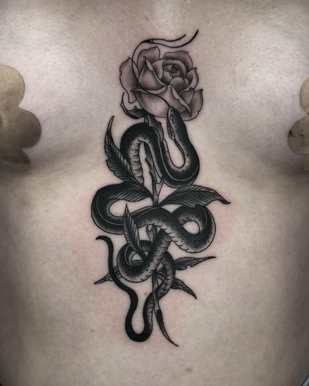 Tattoo snake trident | Oberschenkel tattoo, Kunst mit rauch, Haare männer