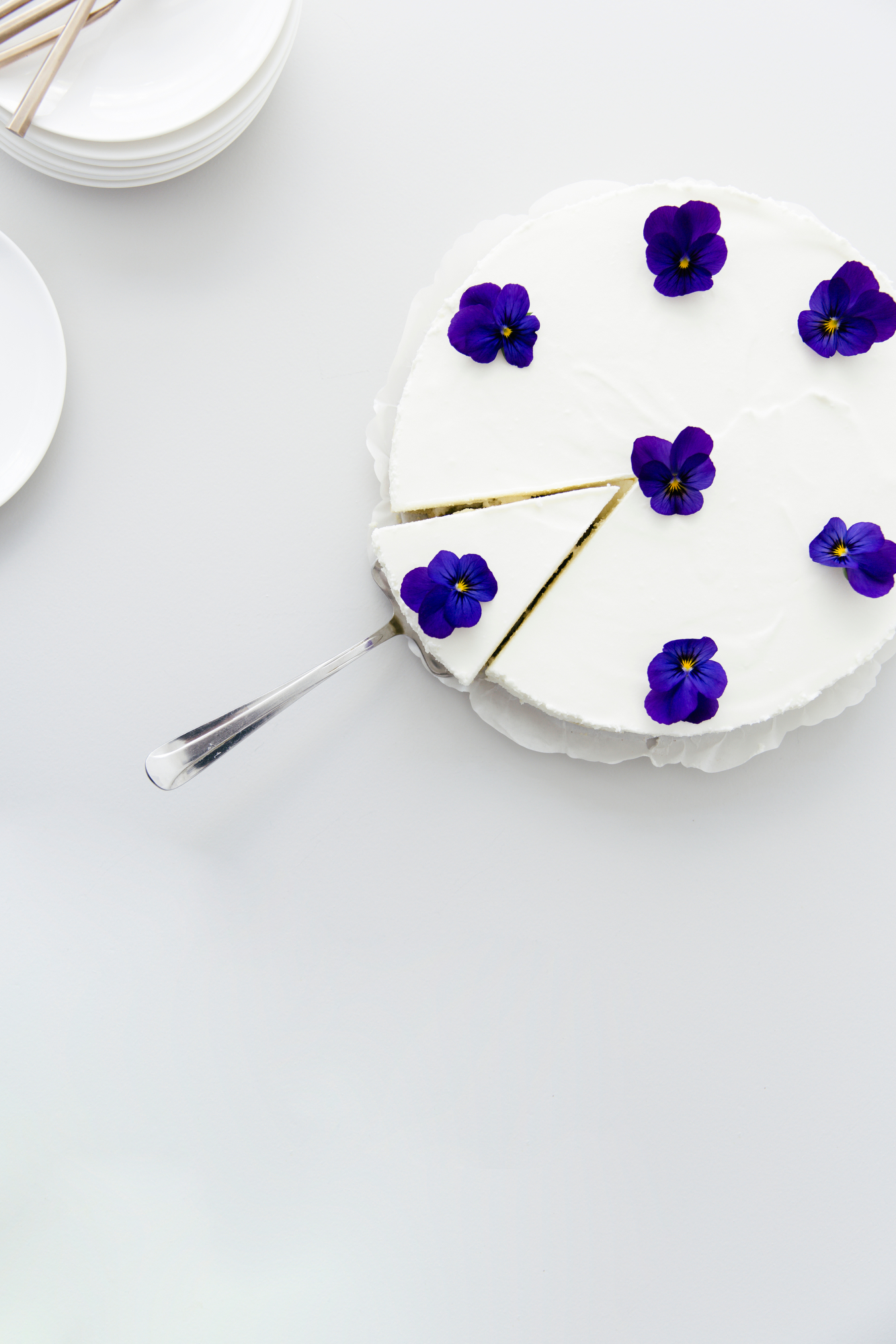 Cheesecake with flowers | photography &amp; styling by Joske Simmelink