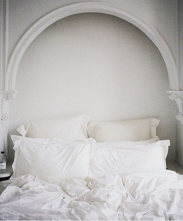 Isolation vibes ☁️☁️ anyone taken a few naps this weekend? 🙄 Hope you are all staying safe. How stunning is this simple bedroom turned into pure magic with a decorative arch 🙌 @habitat_melbourne #whitebedroom photo from @rosiehw