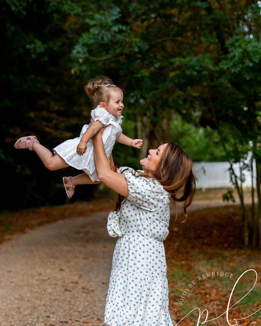 How gorgeous is D with her mummy? Would you love beautiful portraits, why not book onto our autumn mini sessions limited spaces available ❤️ #autumnmini #minisession #bedfordshireportraitphotographer #bedfordshirefamilyphotographer #hertfordshireport