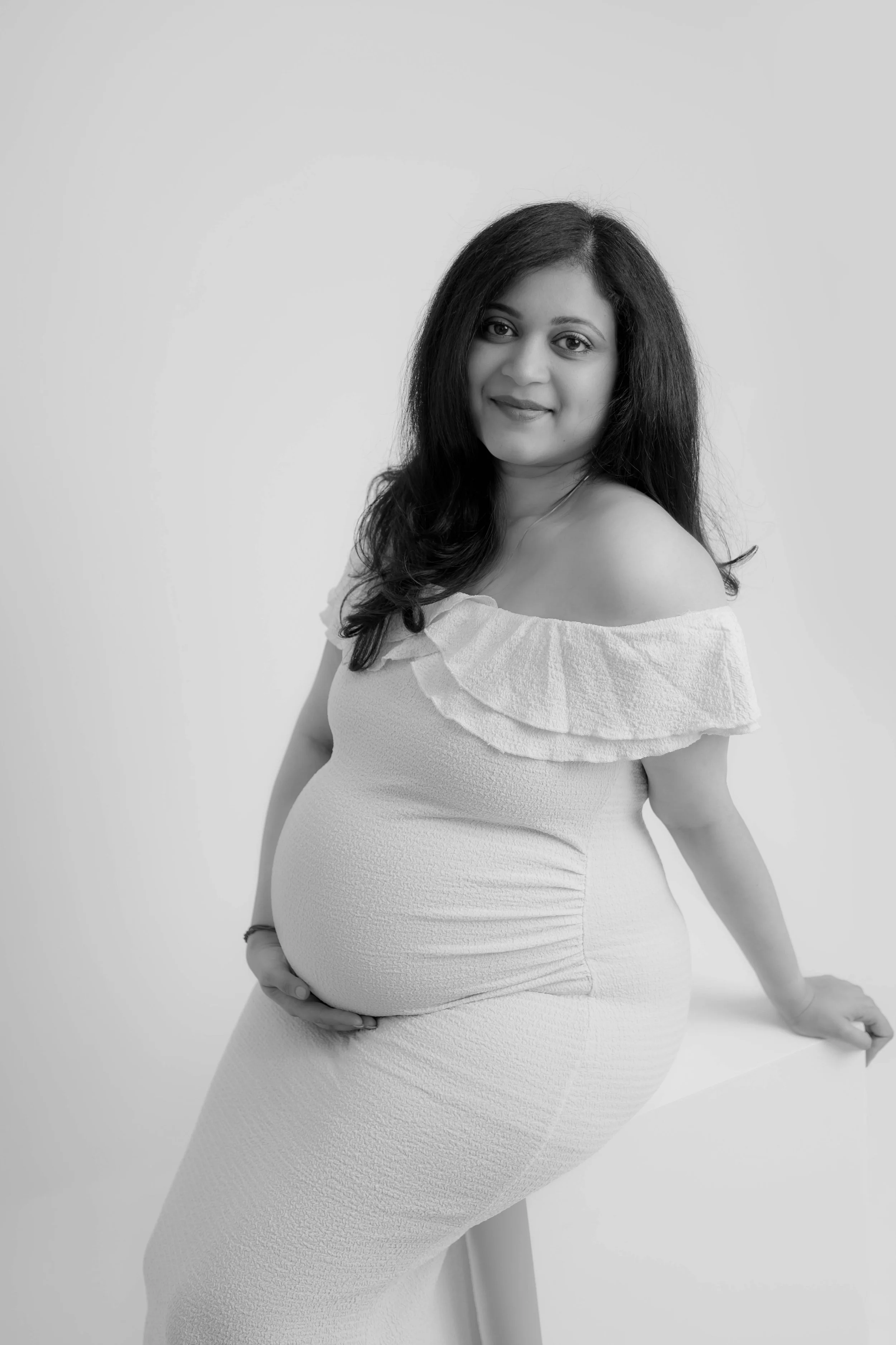 black/white maternity session hertfordshire