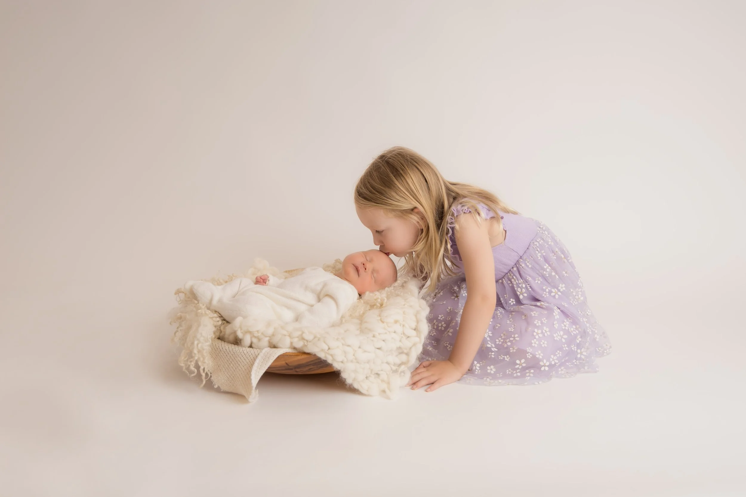 sibling kisses bedfordshire photographer