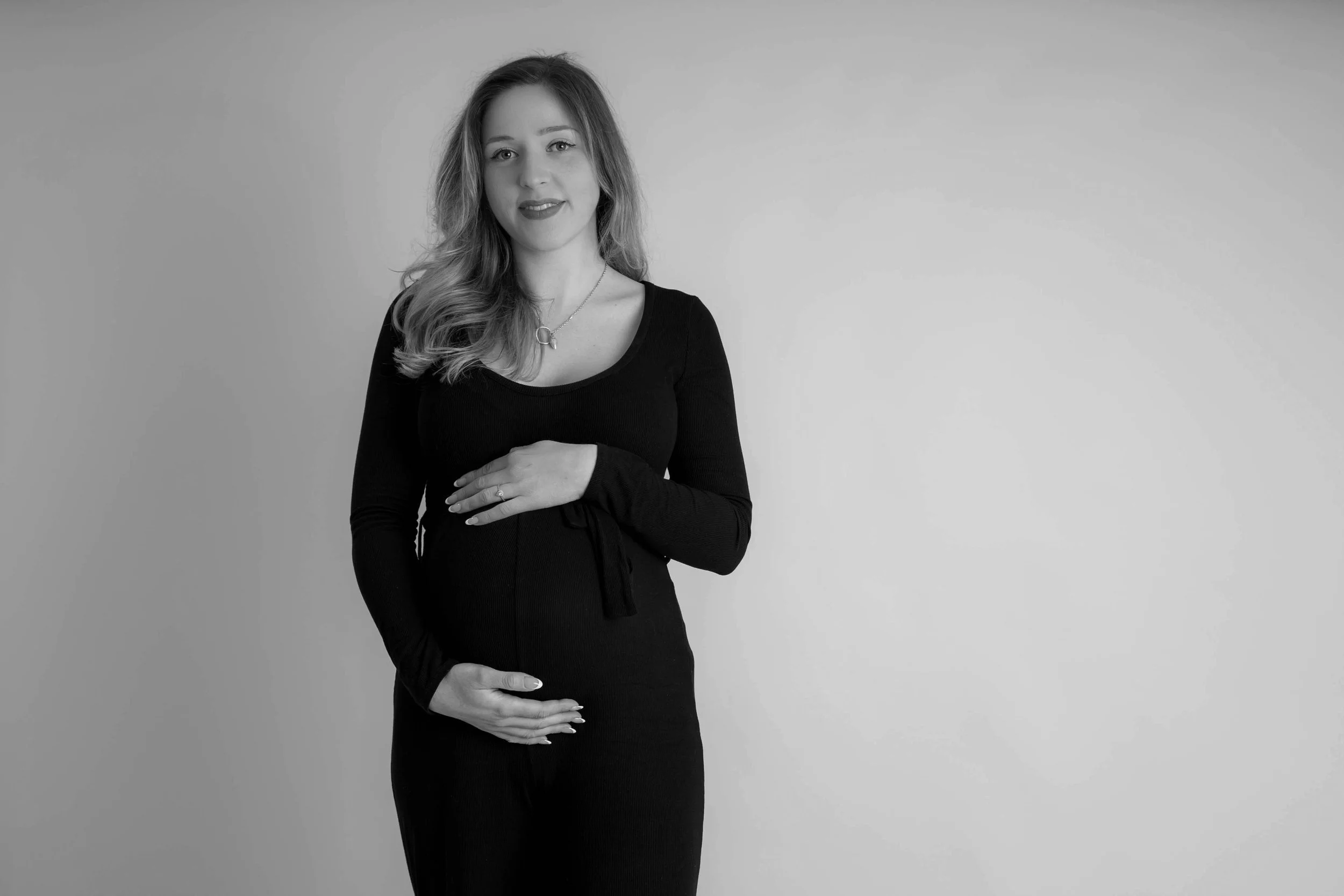 black/white mum to be biggleswade photoshoot