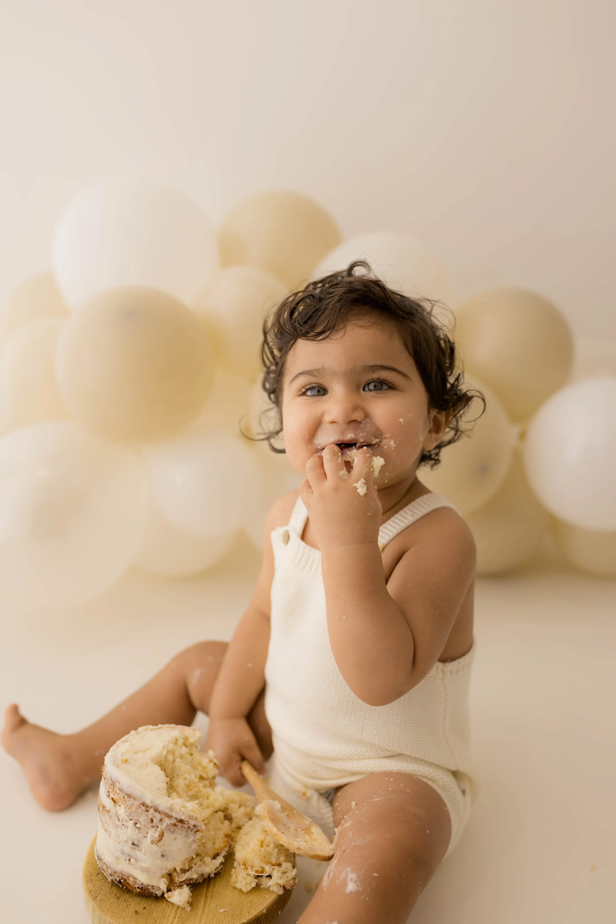 cake smash photoshoot balloon garland