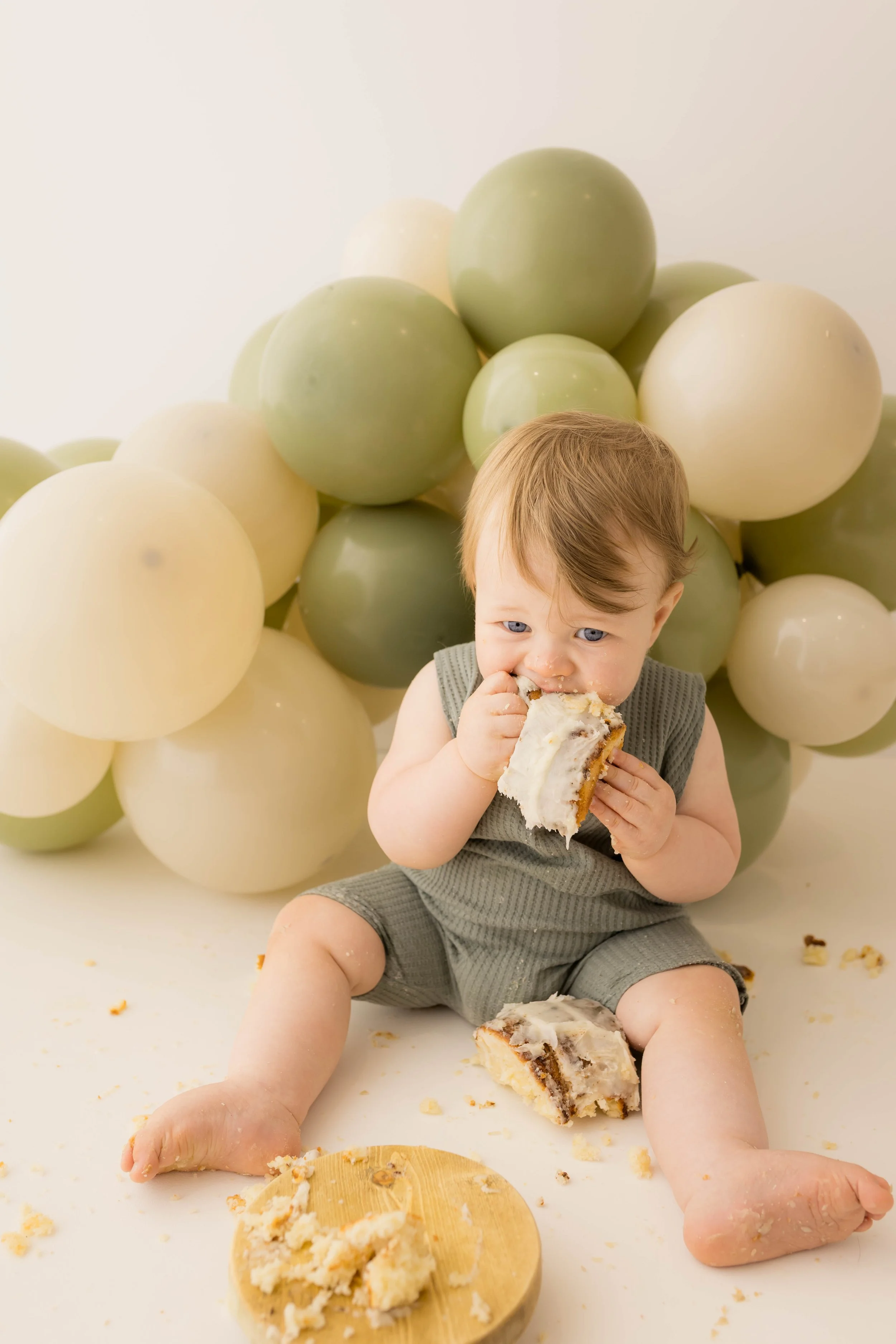 baby eatting cake bedfordshire photography