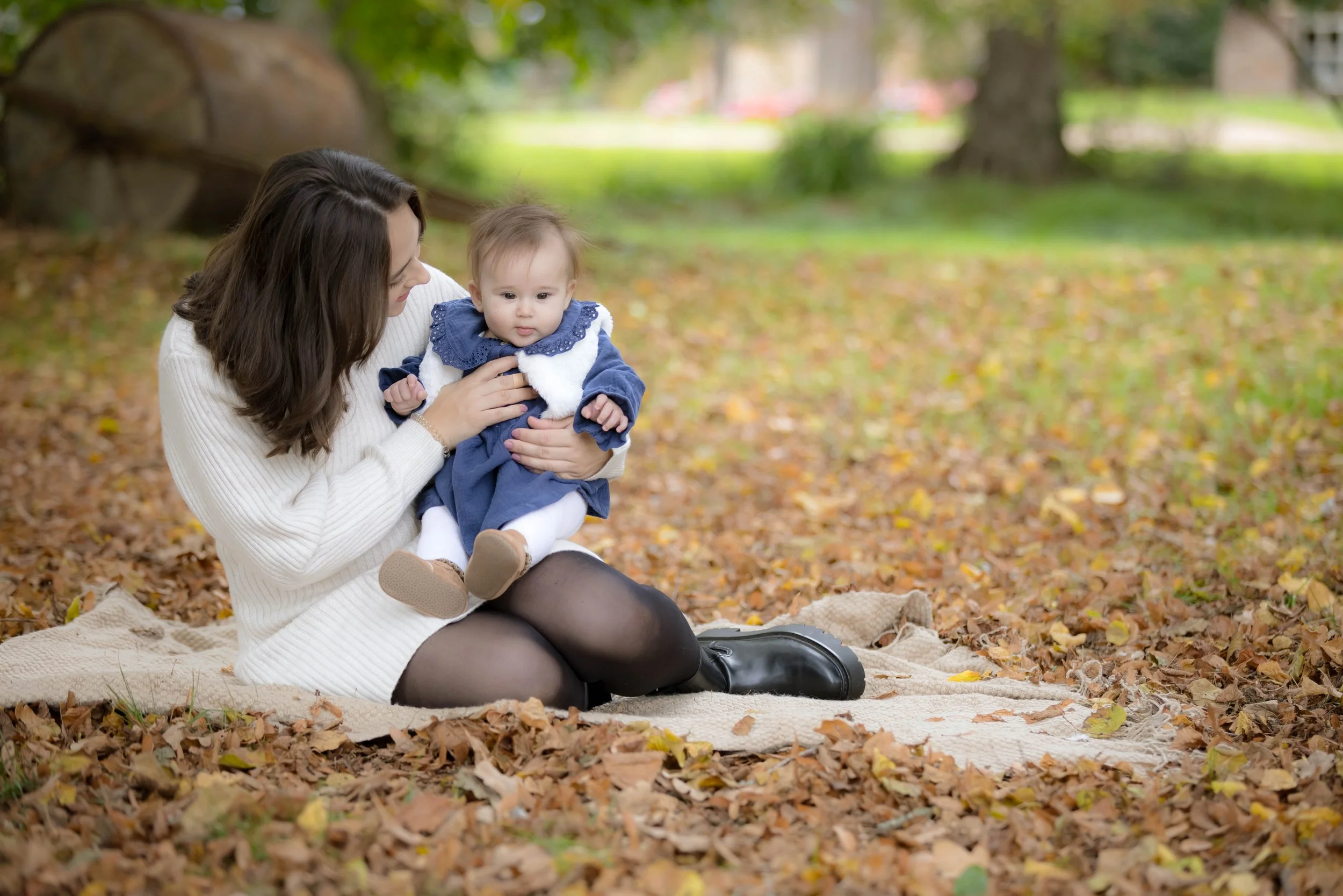 outdoor photoshoot mum and daughter