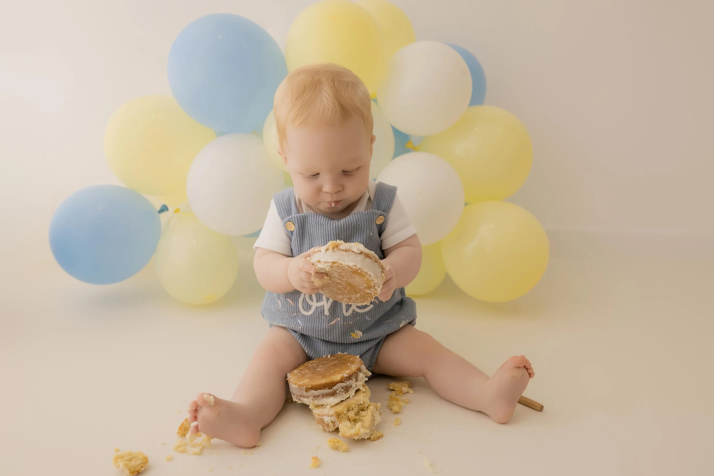 balloon garland first birthday cake smash photoshoot