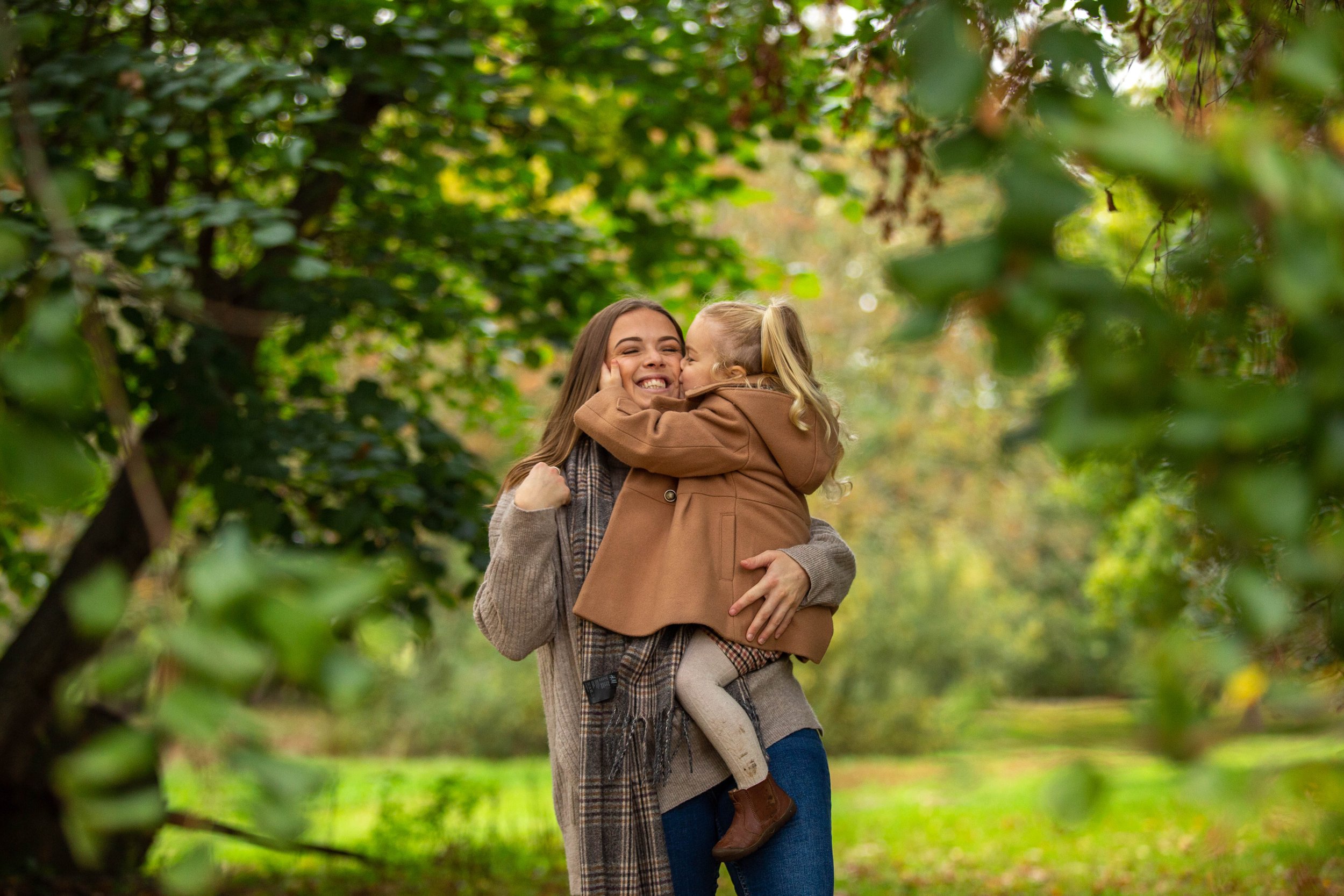 mum and daugther at ickwell green autumn mini sessions bedfordshire