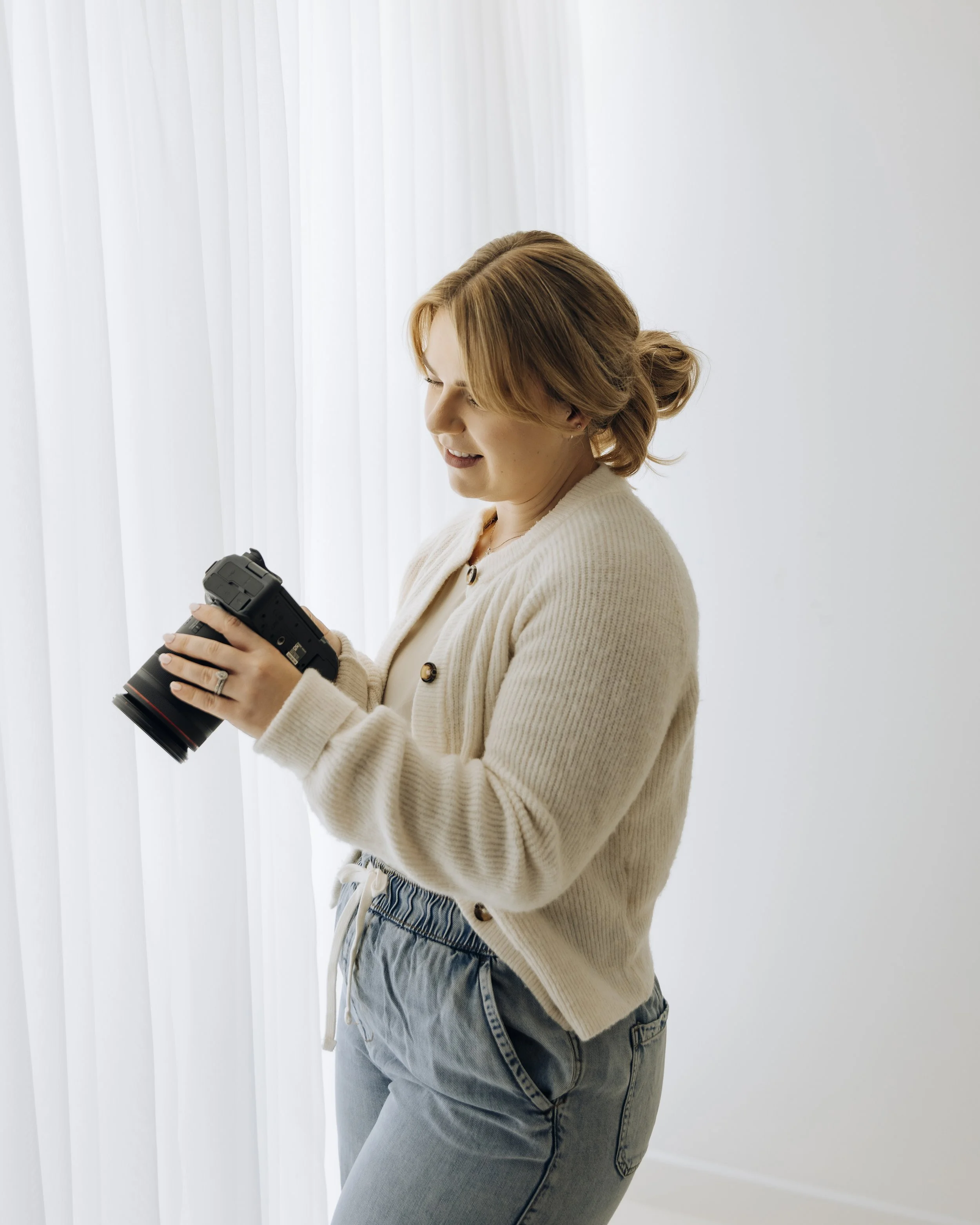 bedfordshire photographer phoebe berridge with her camera