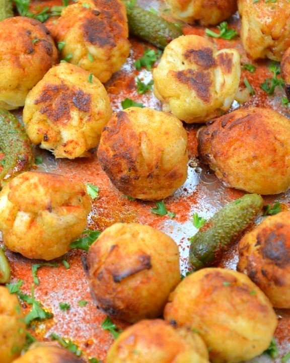 Planning Thanksgiving appetizers? Let us make your life easier with our signature crab cakes - in bite sized form. 

Order them via our catering menu! 

#crabcakes #crabbombs