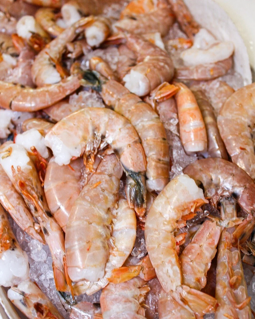Fresh shrimp - ready for you to take home on this beautiful Friday evening. 

What are you cooking to kick off the weekend?

#shrimp #dmveats
