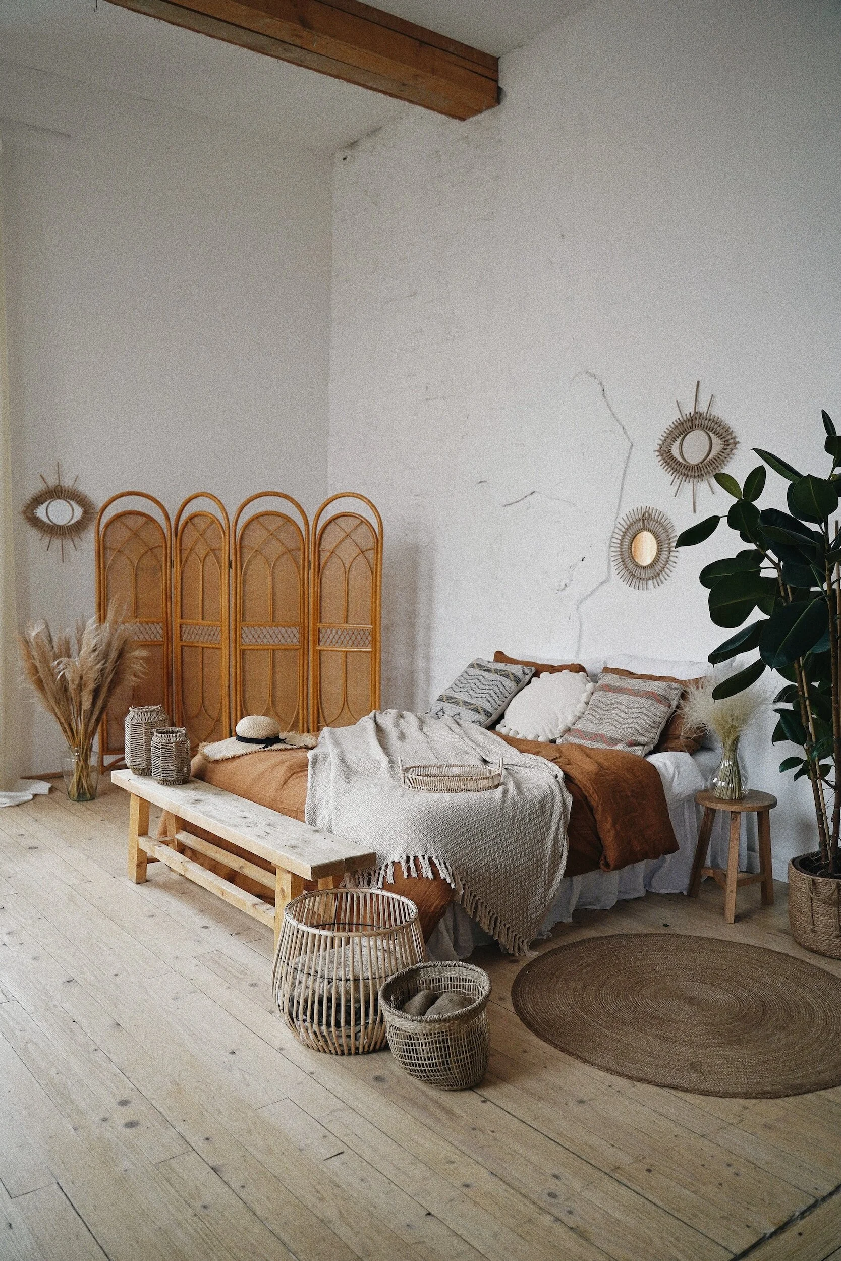 Enhancing Bedroom Ambiance: Decorating with Decorative Screens