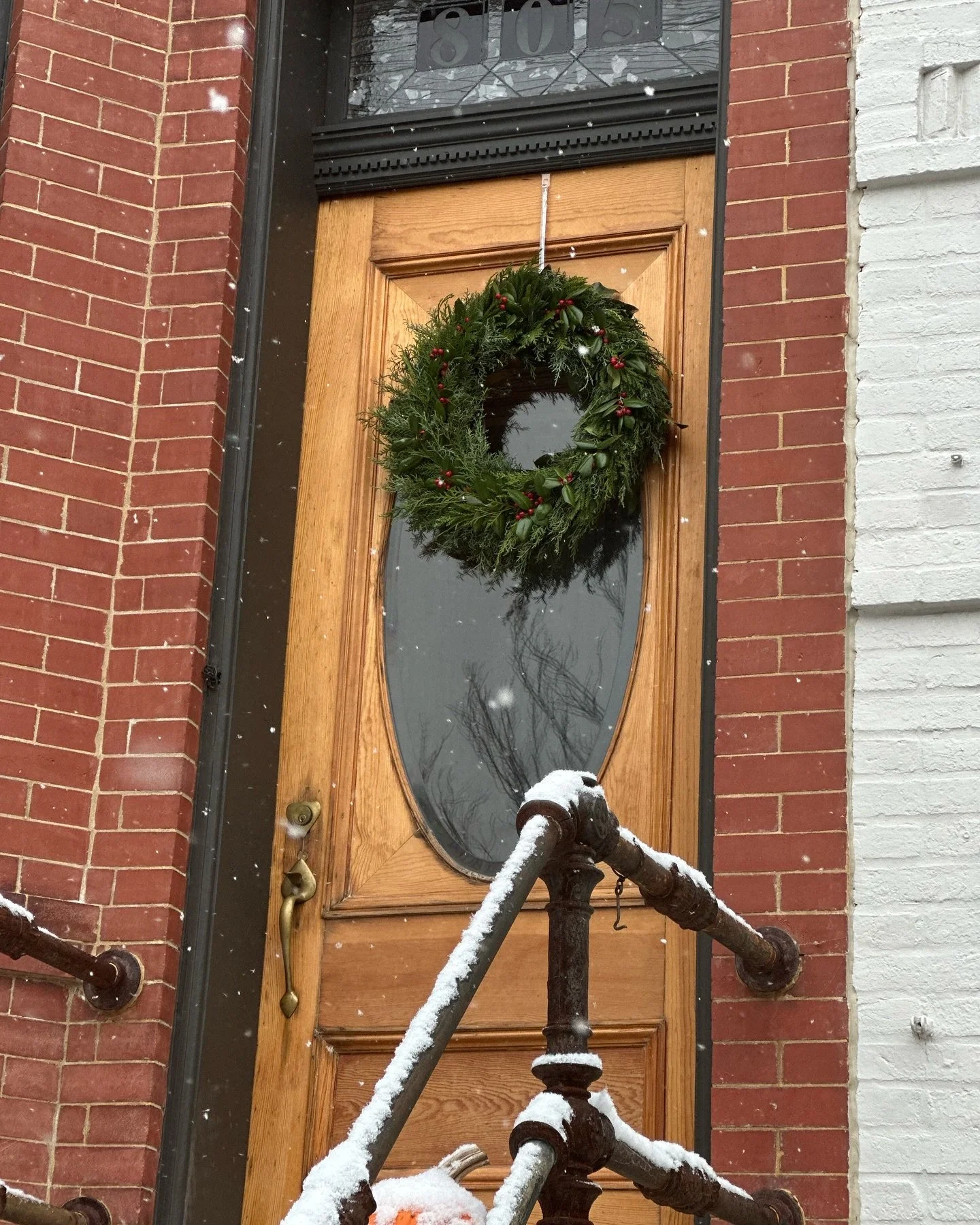 My favorite Christmas present each year is the wreath that my cousin Laura makes for me! 🎄🧑&zwj;🎄🎁