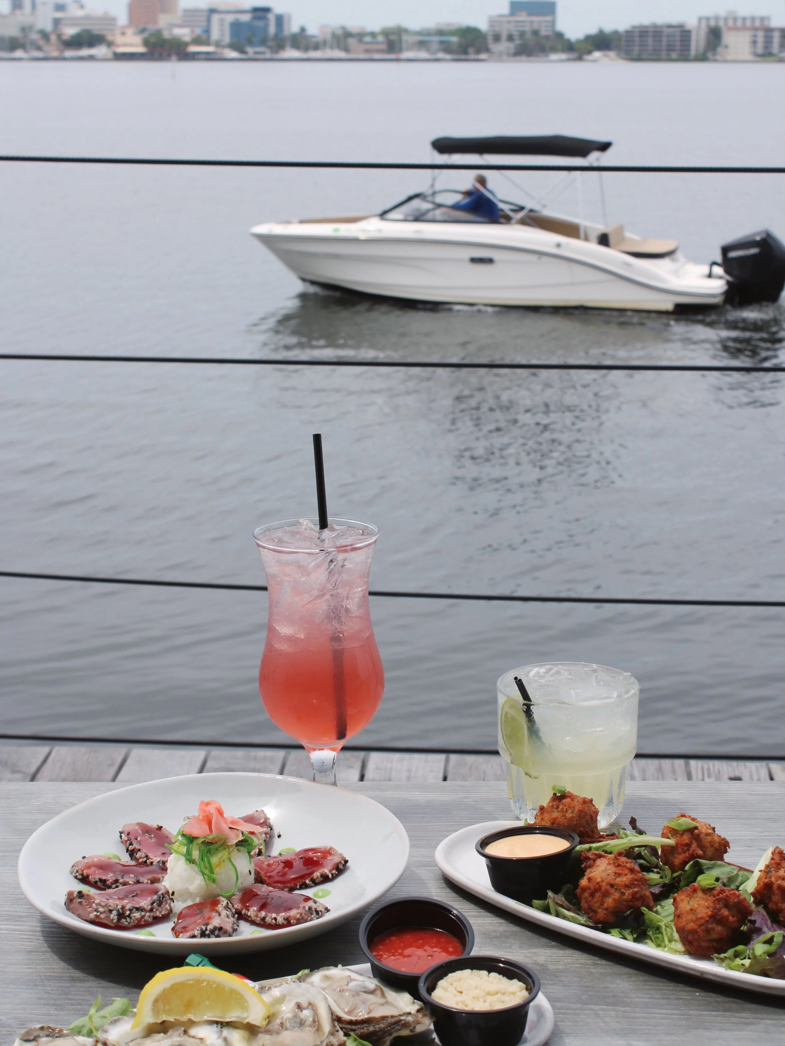 Happiest Hours at the Riverhouse 🚩 with $7 bar bites and views like this, what more could you dream of? 🚤🦪🍹| from 3-6pm daily - enjoy our happiest hours specials with discounted select house cocktails, wine, beers, well mixers, bar bites and more