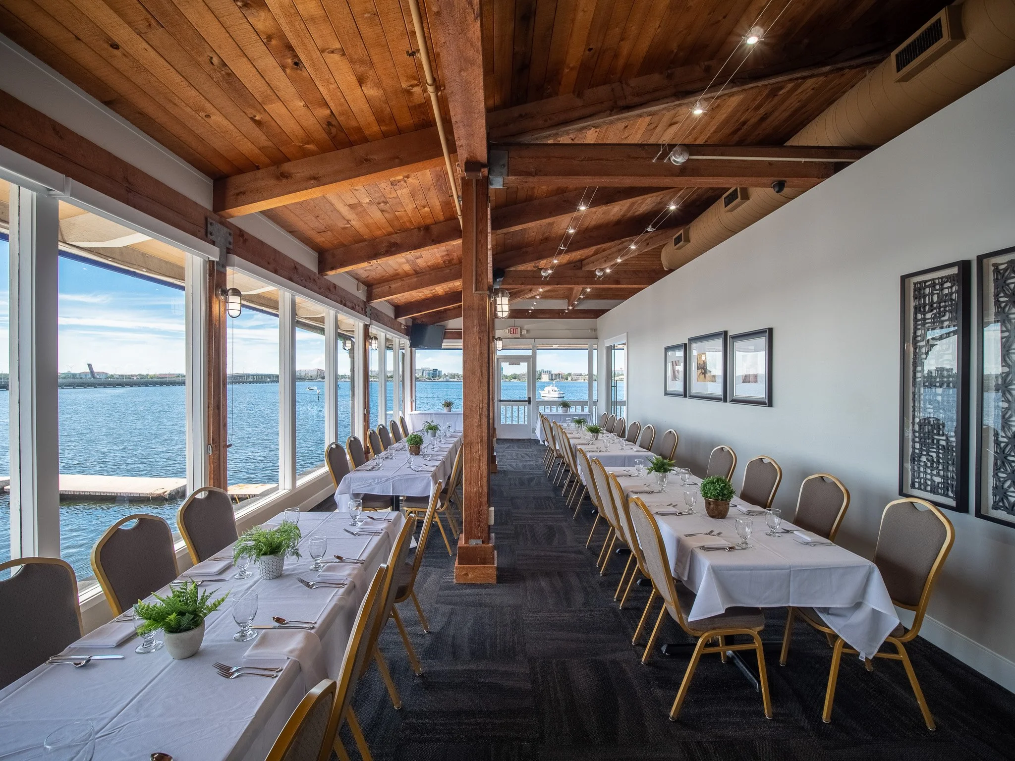 Riverhouse Waterfront Restaurant