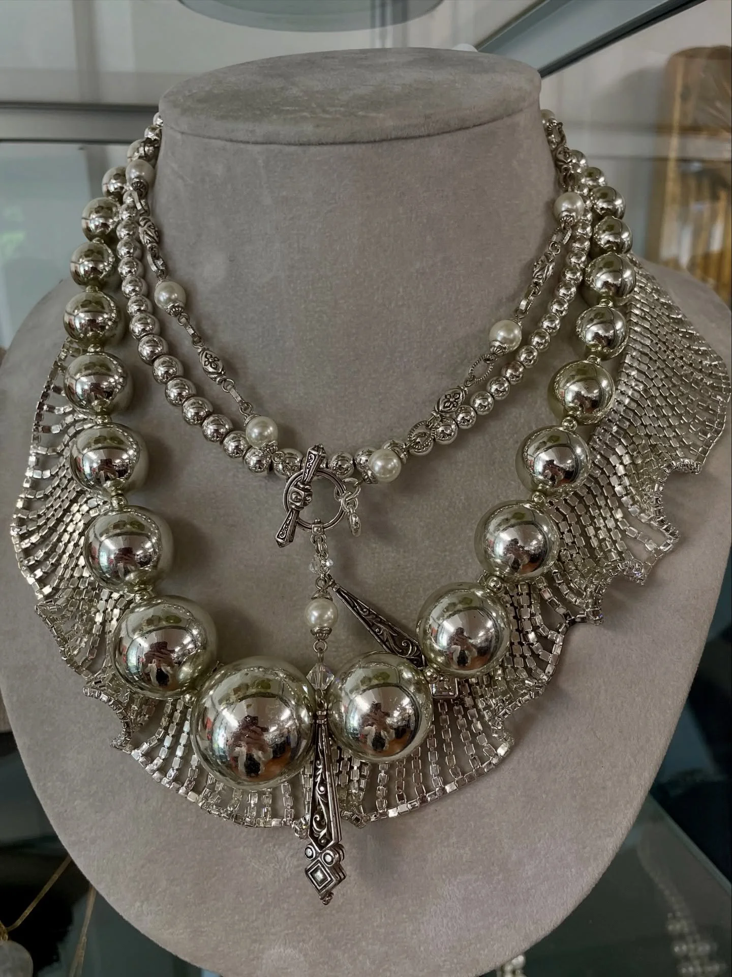 💎LVIS💎 The jewelry case is full of so many fabulous pieces you don’t want to miss! 💫Stop in soon to see what’s new @lvisthriftshops and get your bling on💫Open Tues-Sat from 10-5 #seeyouthere #lvis #lvisthriftshops #easthampton