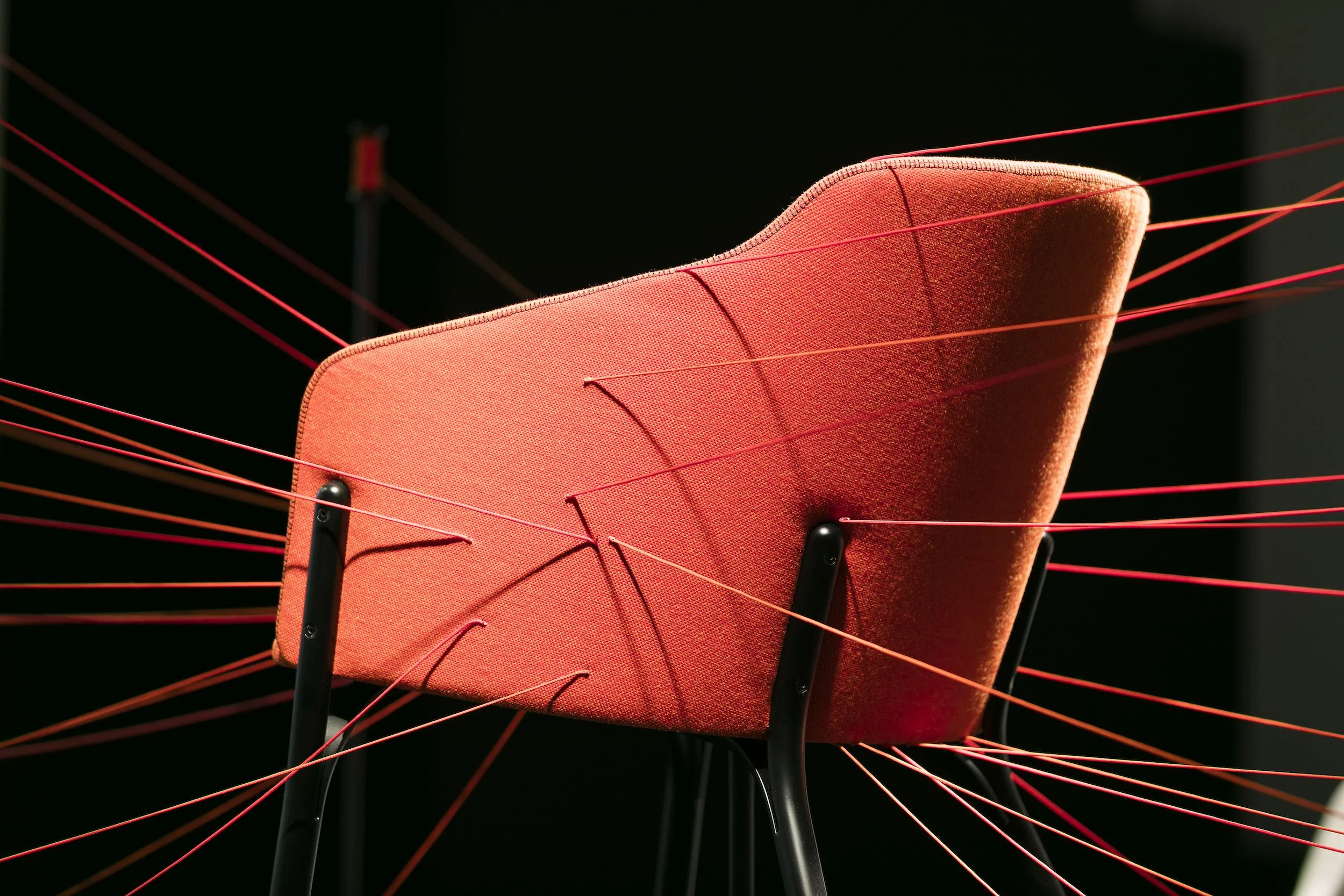 deFORM_ton_chair_installation_string_01.jpg