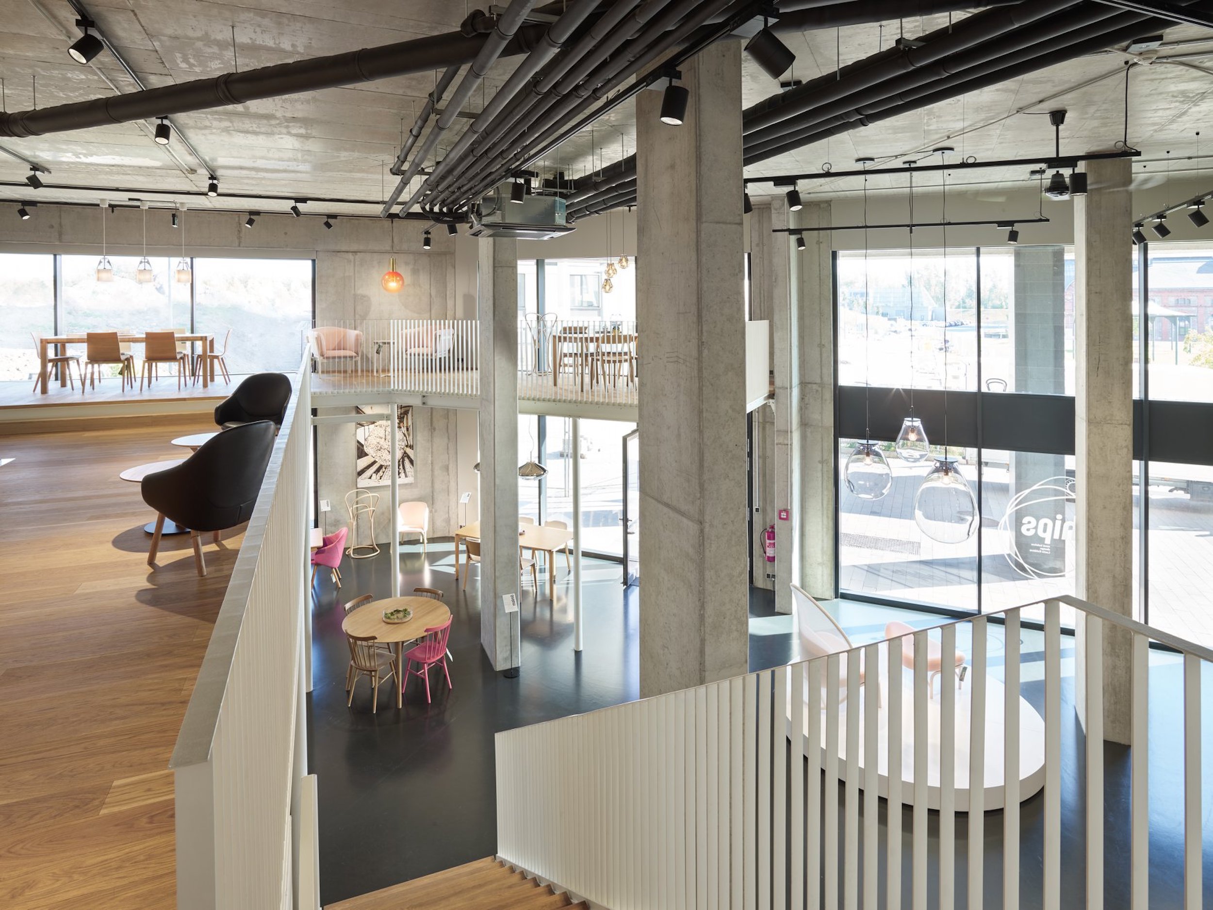 MONUMENT_TON_showroom_retail_02.jpg