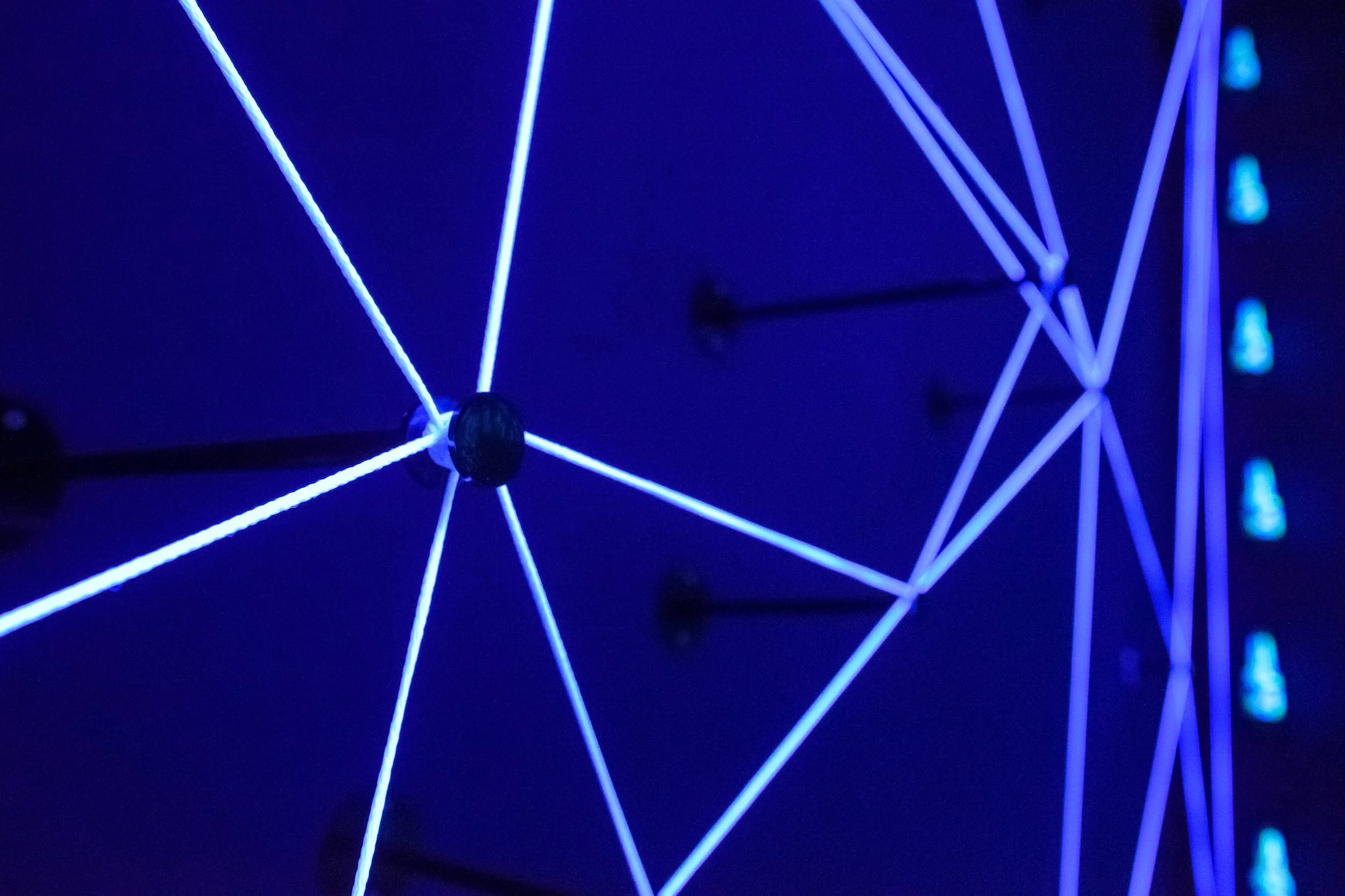 MONUMENT_heineken_black_light_pop_up_bar_06.jpg