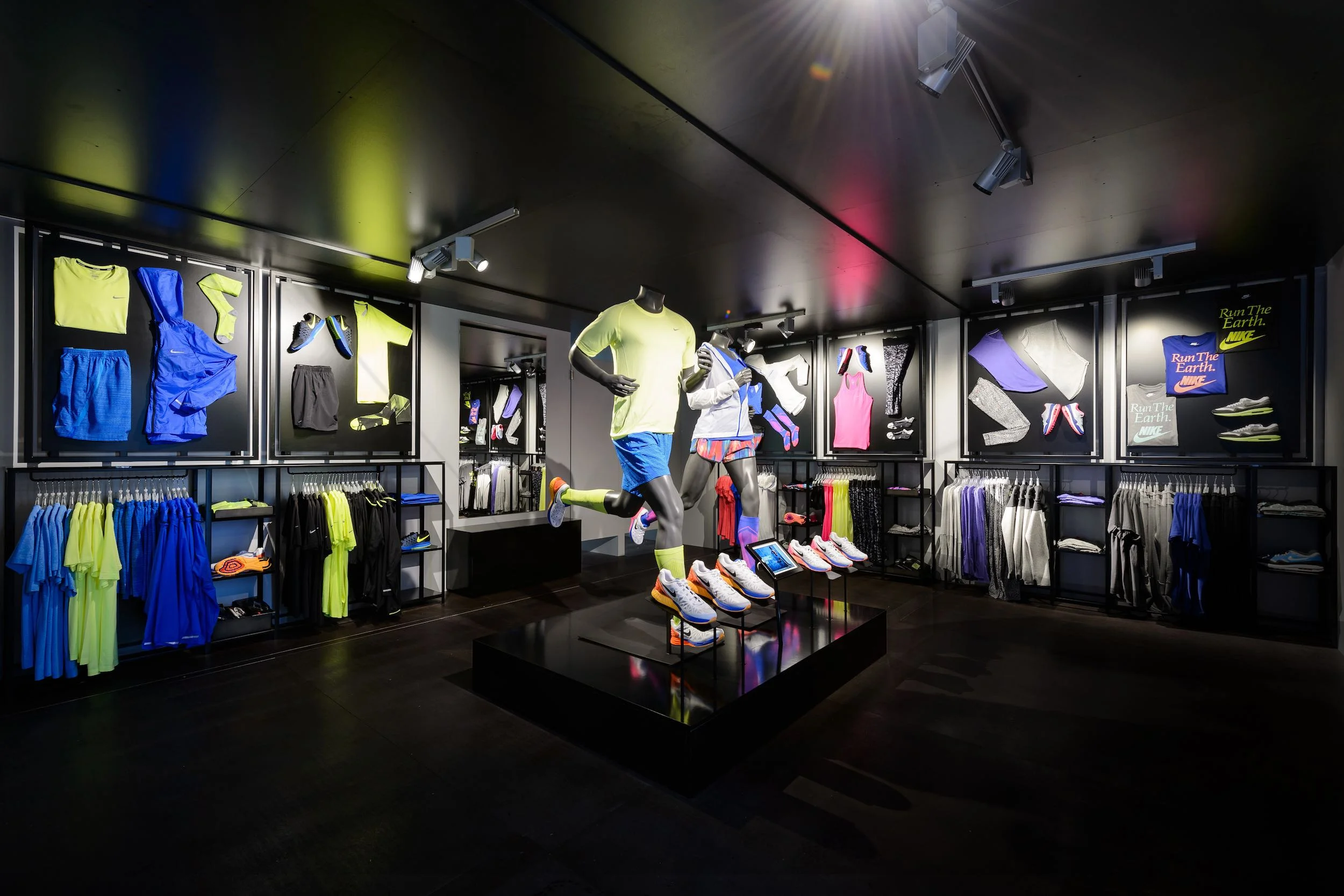 deFORM_nike_we_run_prg_popup_retail_07.jpg