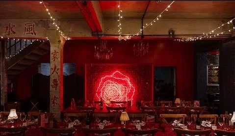 We can&rsquo;t wait to get back to @madlocations&rsquo; very cool One Friendly Place later this year. Such a good venue for a wedding breakfast into a biiiiig party 🪩 

And how beautiful are these shots from photographer @rachel_manns ⚡️
