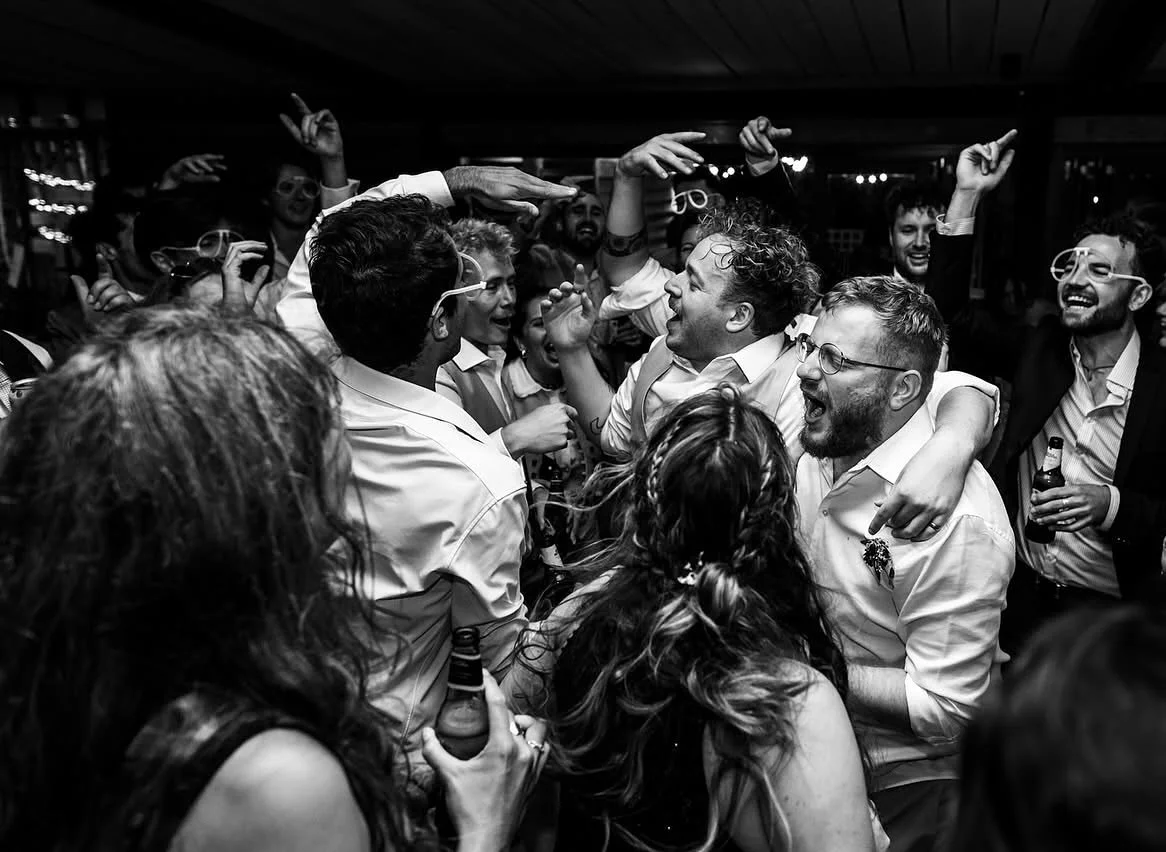 Throwback to this mega party shot from @tomcawdronphotography at Rachel and Dylan&rsquo;s wedding at @thecherrybarn 🌱 

It&rsquo;s one of the very best barn venues in the country for so many reasons! Can&rsquo;t wait to get back there next summer ⚡️