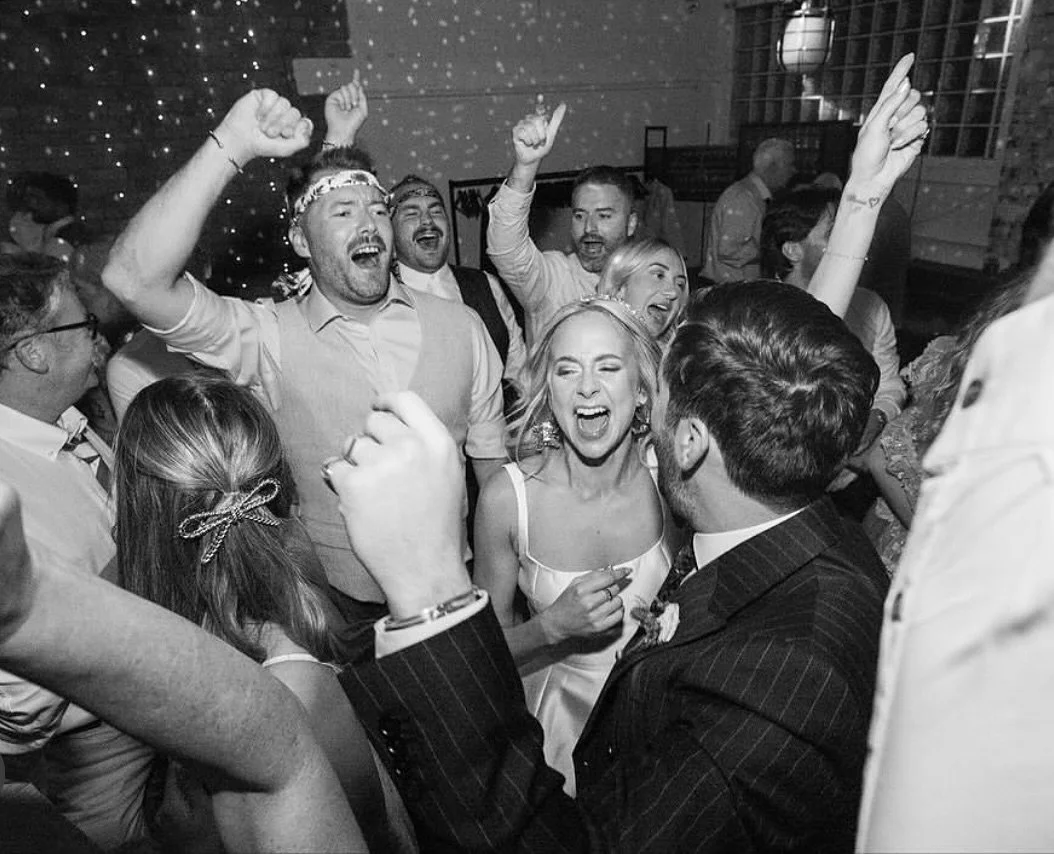 Dancefloor 🔥 
Eloise &amp; Tom @jones.and.sons by @jackthomasphotography.ig 👌