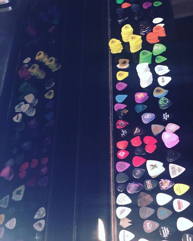 What started as joke turned into me organizing all my picks by material and thiccccccccness. WHEN IT WAS COMPLETE, I FELT COMPLETE. Probably never playing piano again. I love picks. Take yer pick. HINT: thurrr is no winner. You get no prize. Only wha