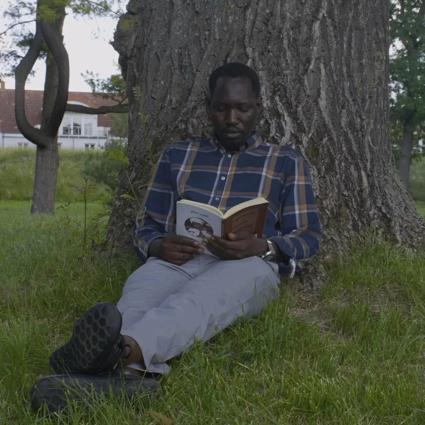 Mohamed_reading.jpg