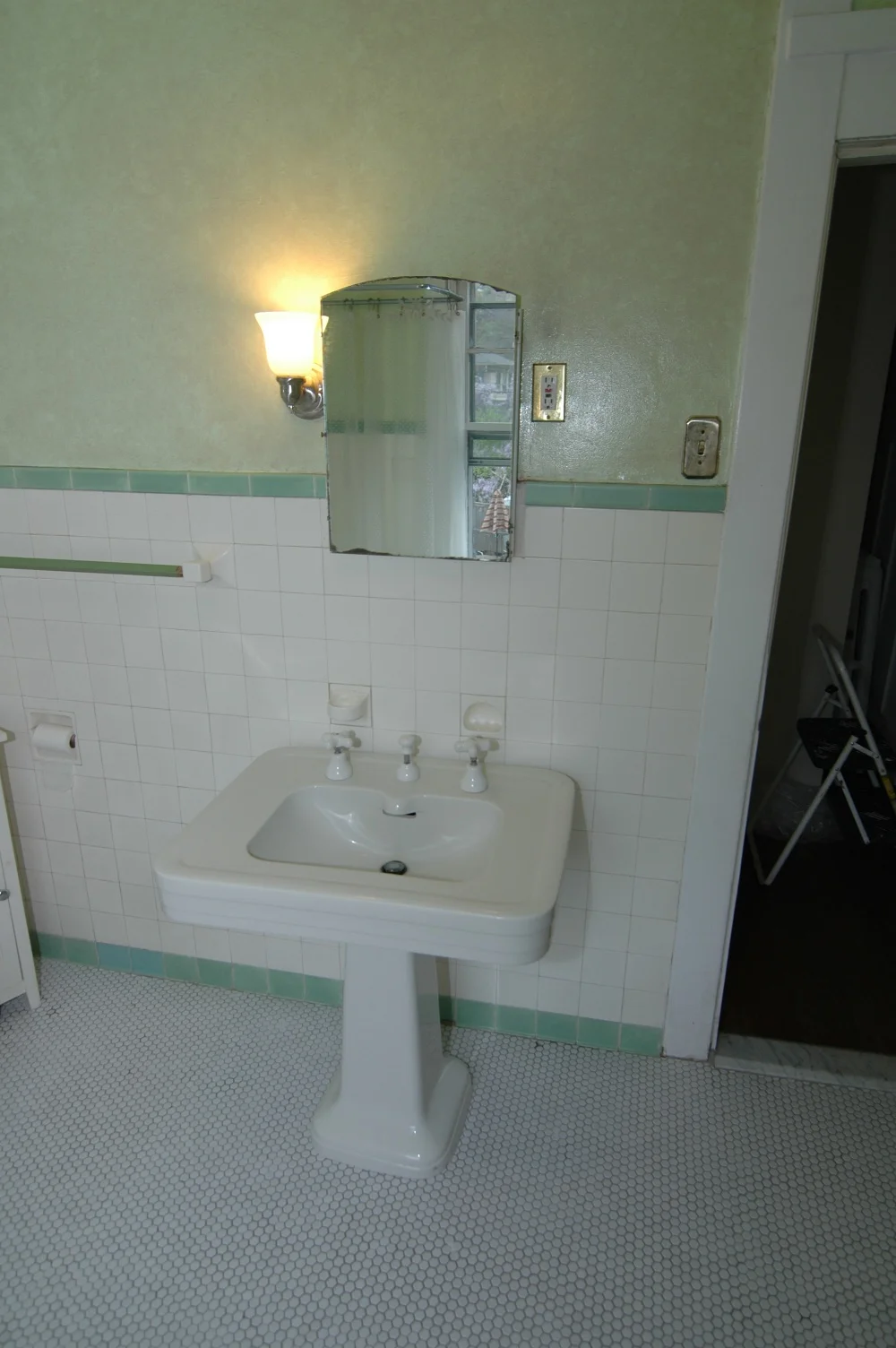 black and white bath 11.jpg