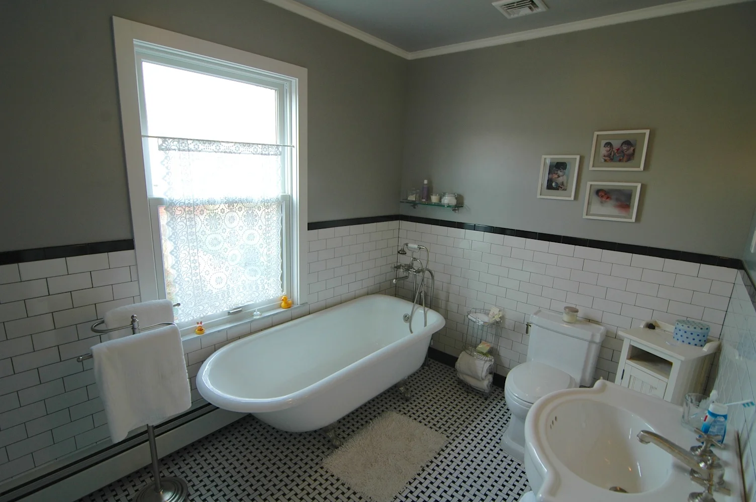 black and white bath 14.jpg