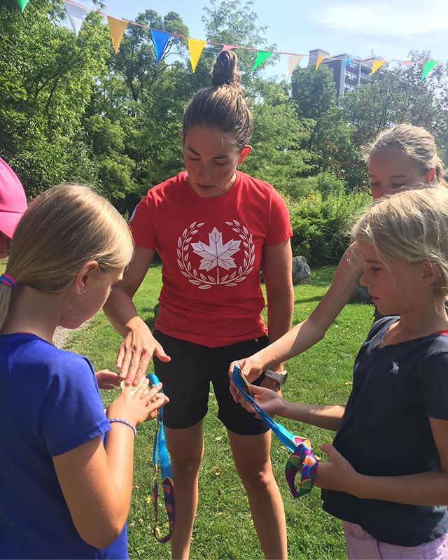 Our elementary squad chatting about racing for Canada and winning medals, with Burloak athletes @alannabl and @katepennyfather 🇨🇦🕷💛