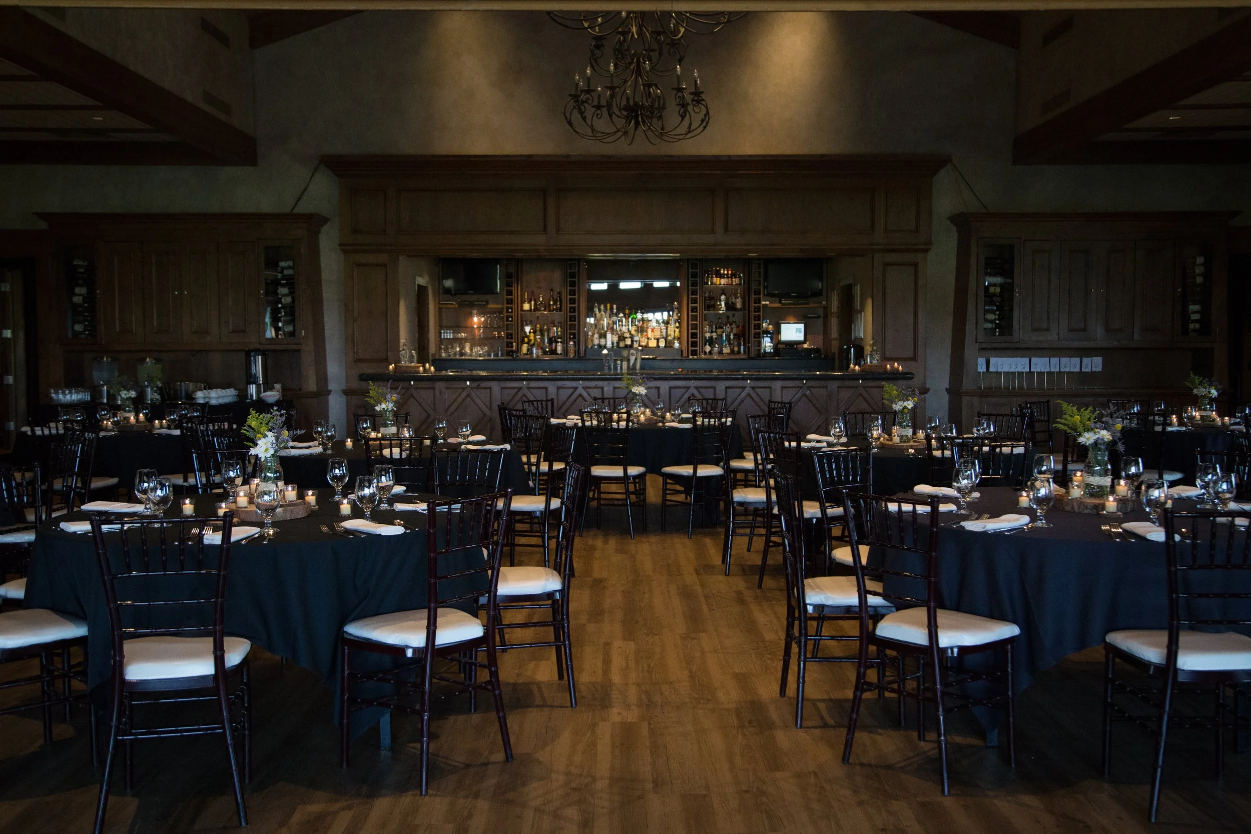 mobile-vulgaris-san-diego-florist-golf-course-wedding-los-angeles-california-bridal-centerpiece-centerpieces-moody-bar.jpg