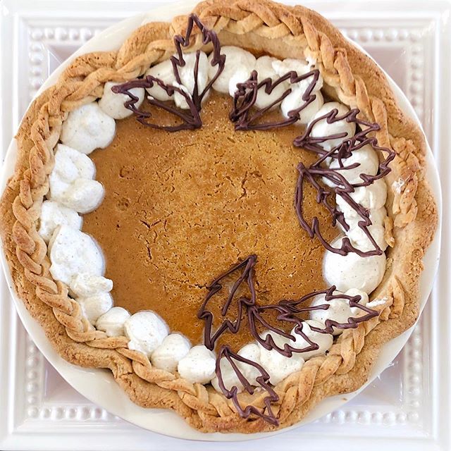 Happy Thanksgiving! Here&rsquo;s my imperfect pumpkin pie that everyone is loving 🦃💗
&bull;
Thank you @kingarthurflour for the most decadent pie crust and pumpkin filling !!