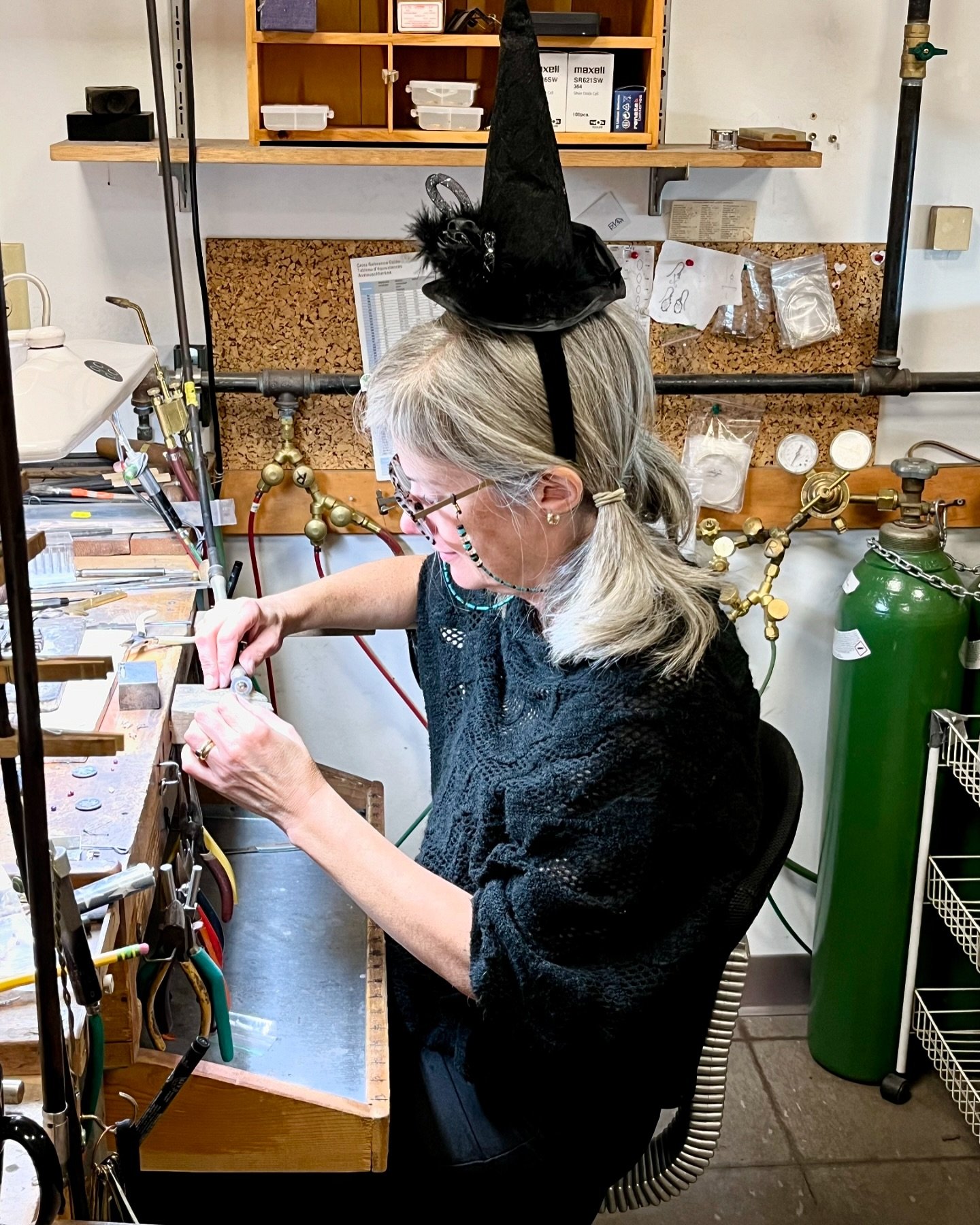 It&rsquo;s a BOOtiful day! 🎃Bring the kids down for some candy before the parade! 🍫 

#happyhalloween #shoplocal #oneontany #trickortreat #costumes #finejewelery #clintonplazaoneonta