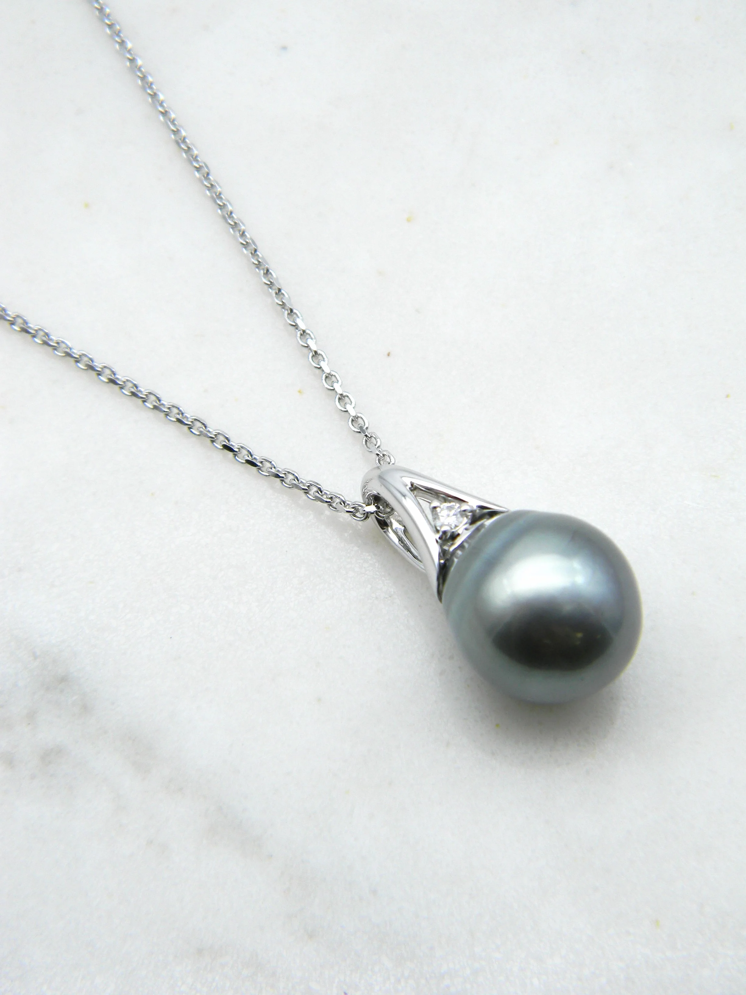 GreyPearlPend3.jpg