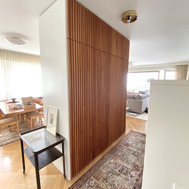 I designed a double-sided cabinet to divide the customer&rsquo;s dining room and hallway.  The brick wall was hidden between the cabinets. 
#talvitiedesign #custommade #cabinet #teak #interiordesign #kalustesuunnittelu #tilanjakaja #sisustus #eteinen